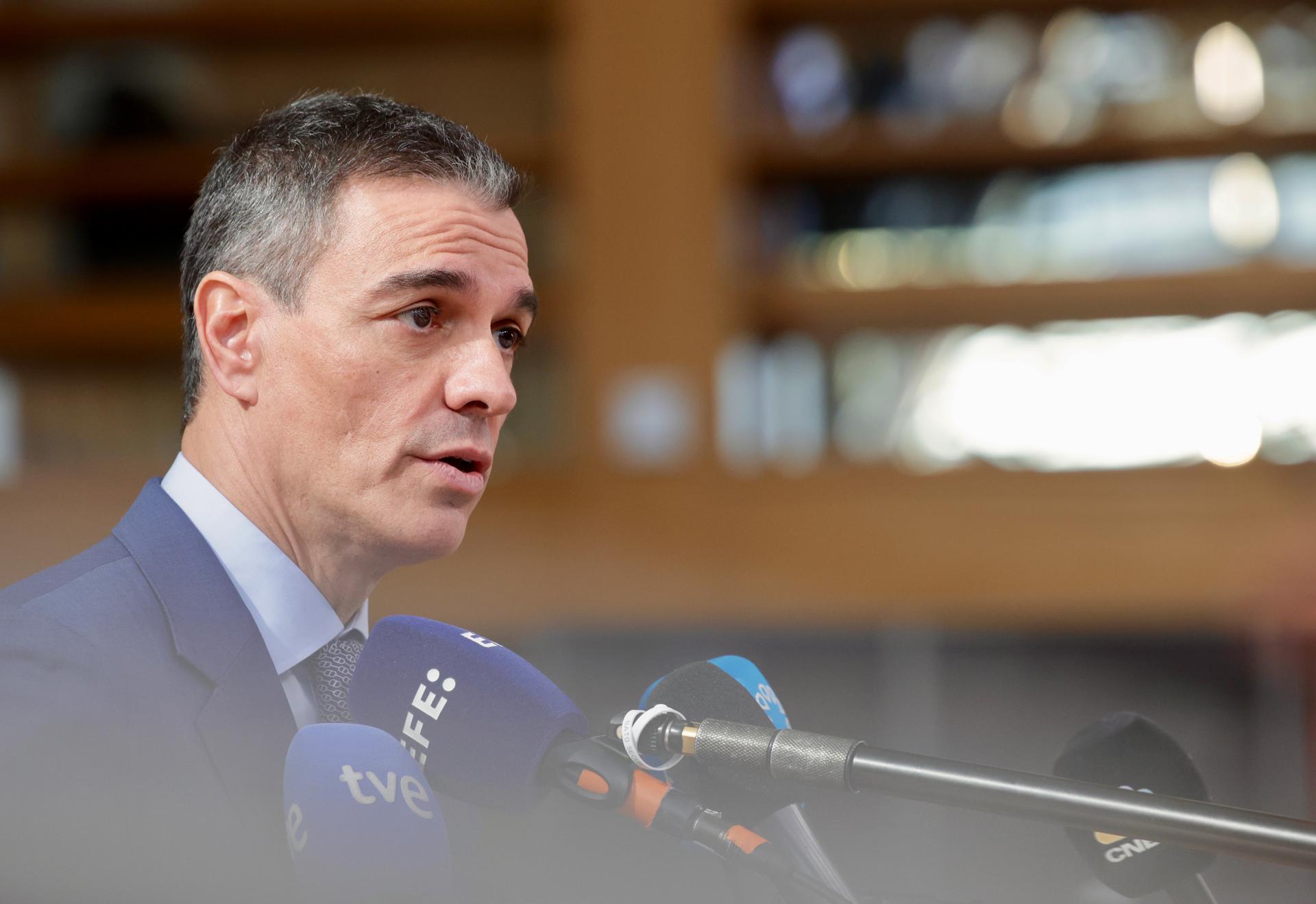 El presidente del Gobierno español, Pedro Sánchez, a su llegada a la cumbre del Consejo Europeo en Bruselas, el 20 de marzo de 2025. EFE/EPA/OLIVIER MATTHYS