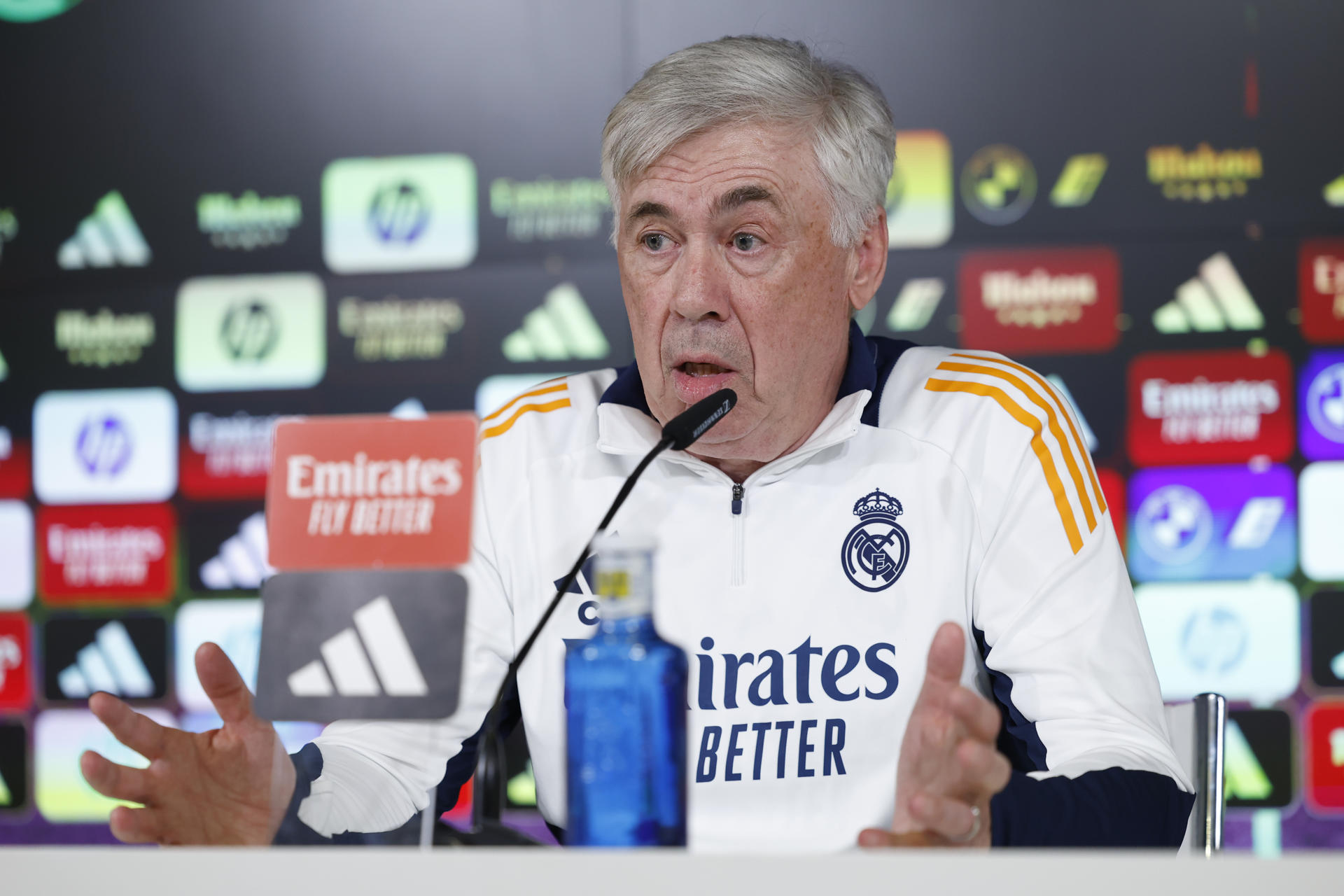 El técnico del Real Madrid, Carlo Ancelotti, durante la rueda de prensa posterior el entrenamiento del equipo celebrado este viernes en Valdebebas. EFE/ Mariscal