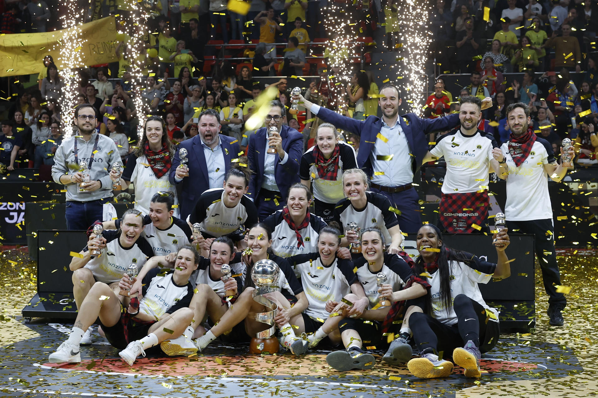 Las jugadoras del Hozono Jairis celebran su victoria ante el Perfumerías Avenida en la final de la Copa de la Reina de Baloncesto, este domingo en Zaragoza. EFE/ Javier Cebollada