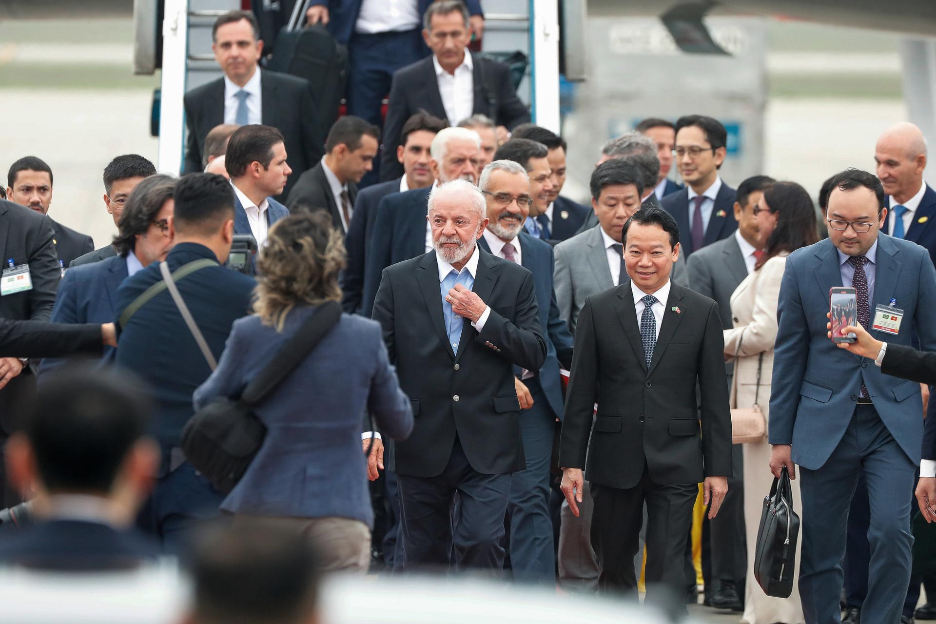 El presidente de Brasil Luiz Inacio Lula da Silva (C) en su llegada al Noi Bai International Airport en Hanoi, Vietnam. EFE/EPA/LUONG THAI LINH