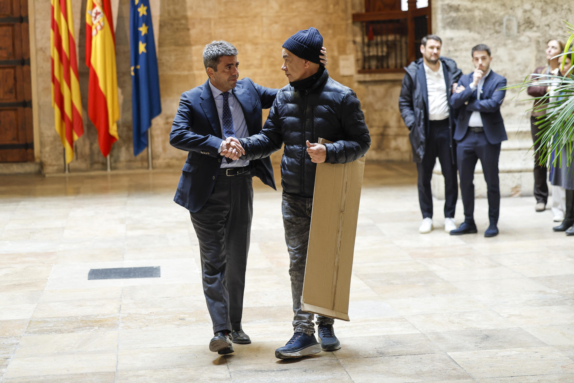El president de la Generalitat, Carlos Mazón, durante la reunión que ha mantenido este jueves con varios familiares de víctimas de la dana en el Palau de la Generalitat. EFE/Biel Aliño