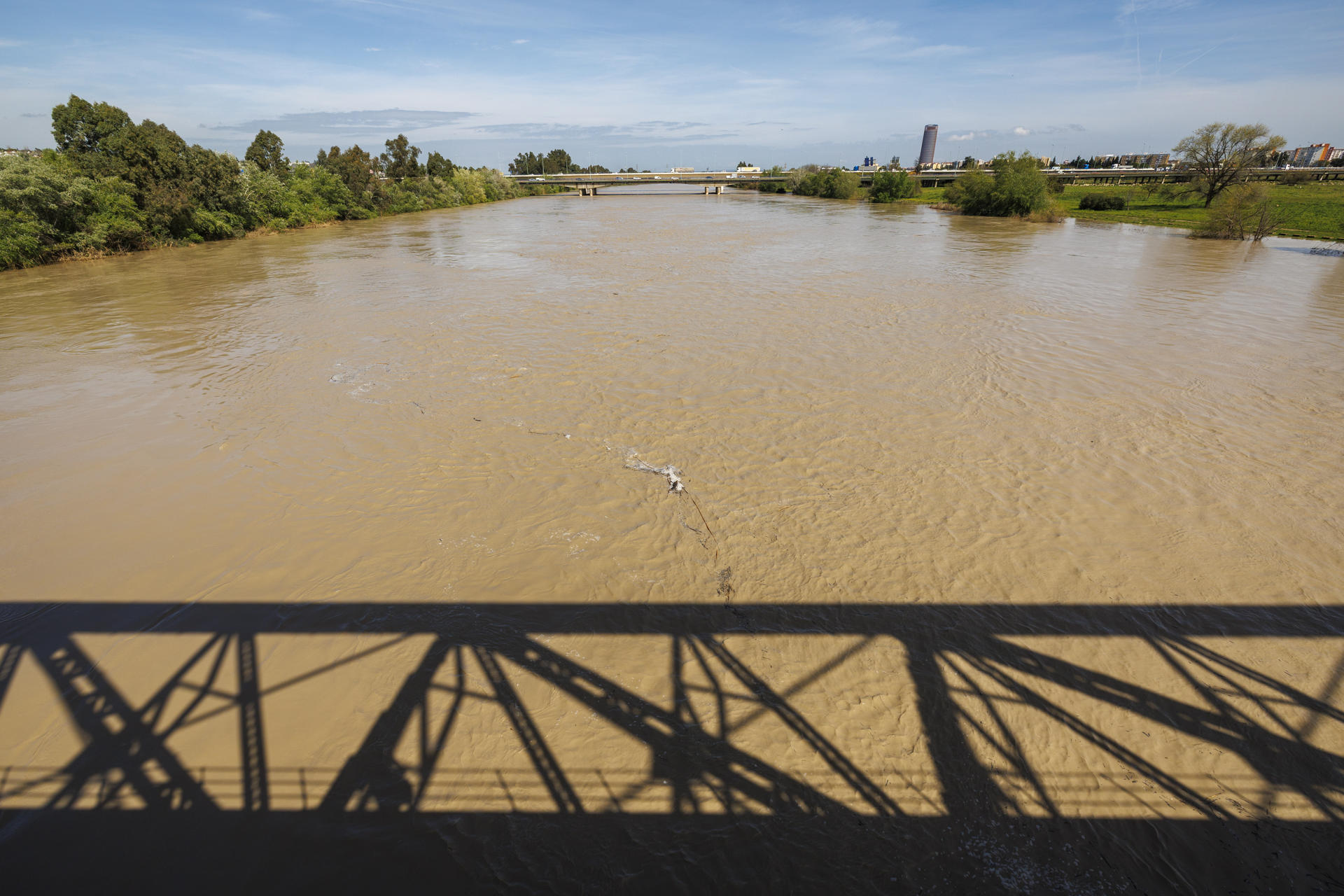 El caudal del río Guadalquivir a su paso por Sevilla. EFE/ Julio Muñoz