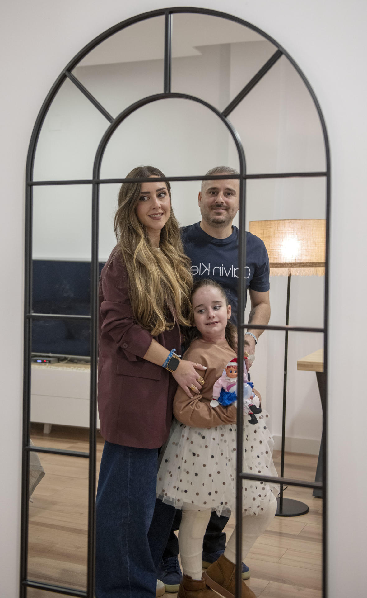 Mía Millán acompañada de sus padres Ana González y Siscu Millán en su casa de Linares. EFE/ Jose Manuel Pedrosa