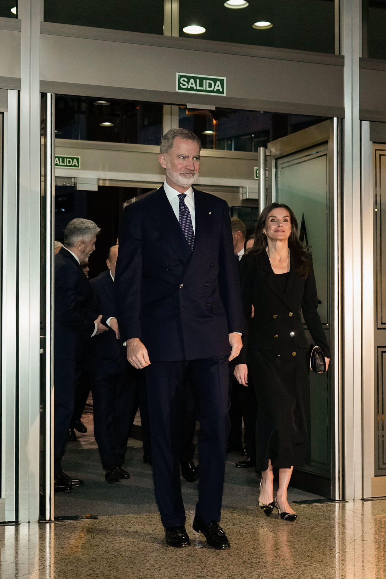 La reina Letizia, tras el rey Felipe VI, en el XXIII concierto "In Memorian" en homenaje a las víctimas del terrorismo el jueves 6 de marzo de 2025, donde vistió un abrigo negro de una tienda de moda de Benetússer (Valencia), en apoyo a los comercios locales afectados por la dana. EFE/ Borja Sánchez-Trillo POOL