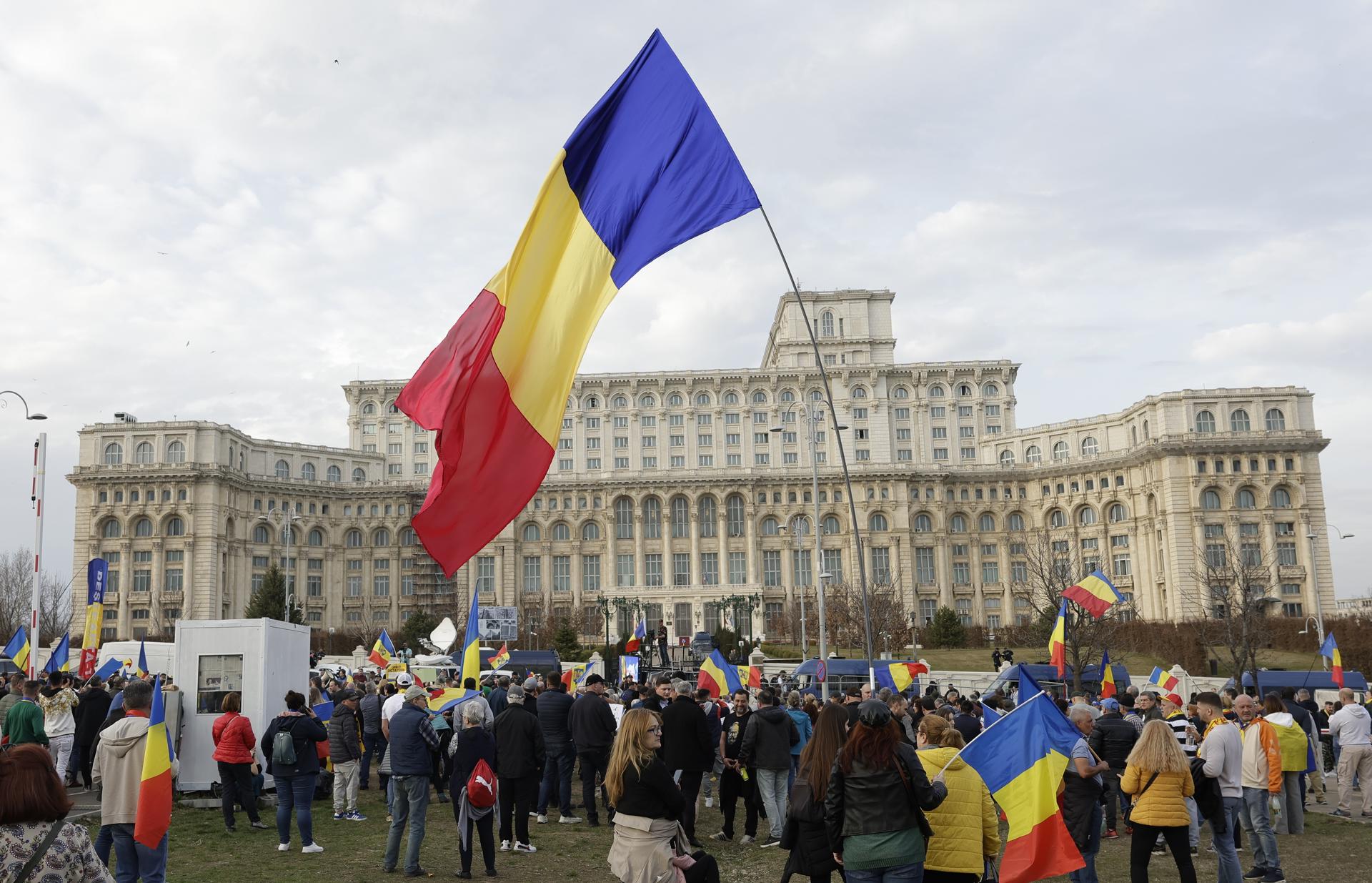 Bucarest, 11/03/2025.- Seguidores del candidato ultranacionalista y prorruso Calin Georgescu se manifiestan ante la sede del Tribunal Constitucional rumano para protestar por la decisión de haberlo excluido del proceso electoral por irregularidades e injerencia rusa en benficio de su candidatura. EFE/EPA/ROBERT GHEMENT