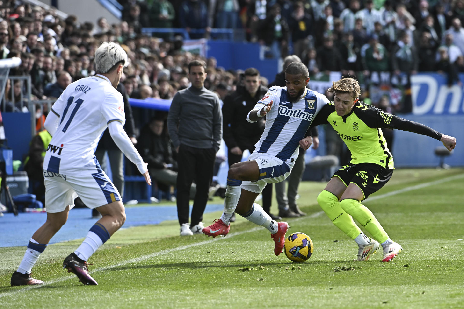 El centrocampista del Betis Sergi Altimira (d) pelea un balón con Valentin Rosier, del Leganés durante el partido de LaLiga Leganés-Betis en el estadio municipal Butarque en Leganés (Madrid). EFE/ Fernando Villar