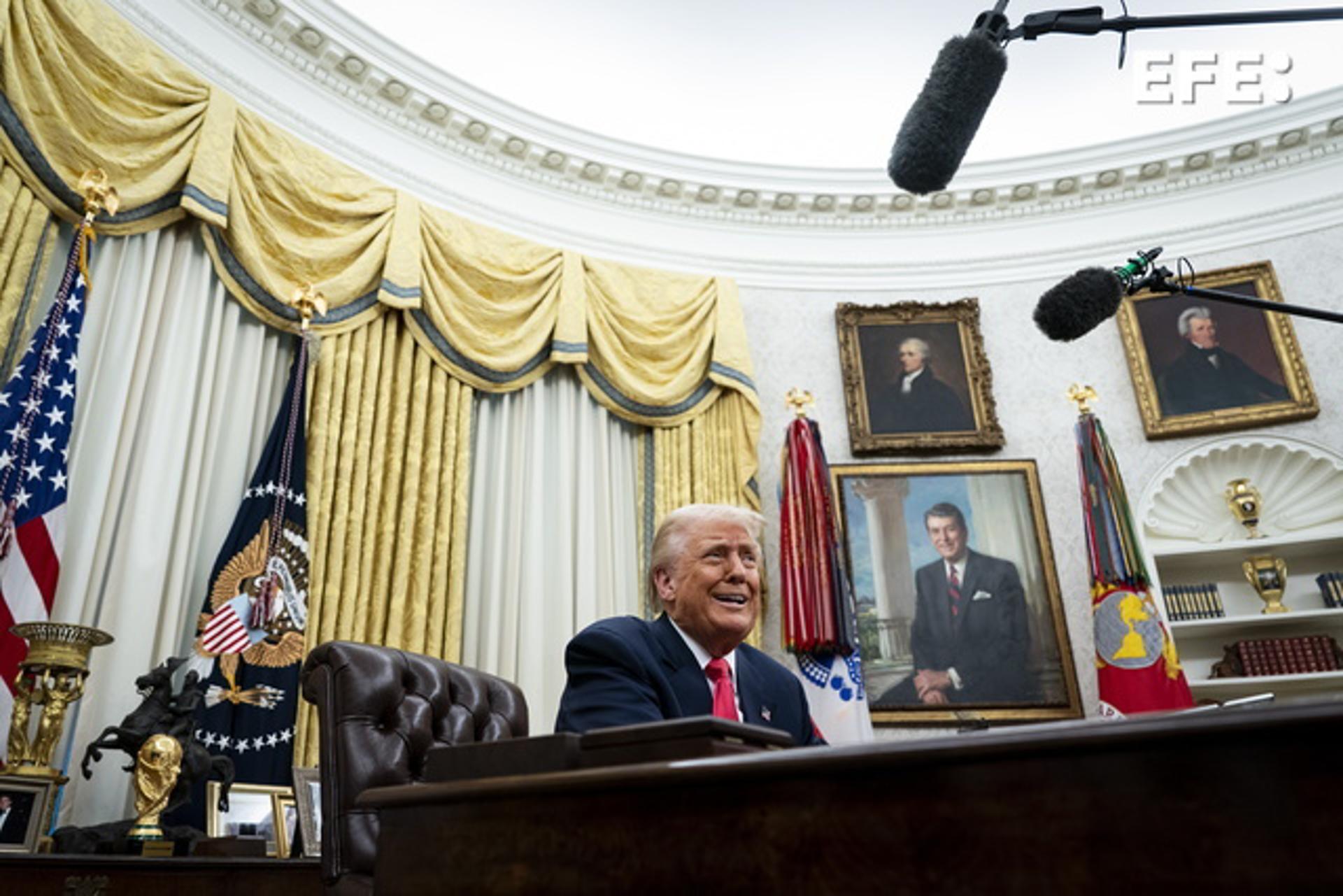 El presidente de Estados Unidos, Donald Trump, fue registrado este jueves, 6 de marzo, tras firmar las órdenes ejecutivas que pausan hasta el 2 de abril los aranceles del 25 % a los bienes de México y Canadá importados a su país, en la Oficina Oval de la Casa Blanca, en Washington DC (EE.UU.). EFE/Al Drago/Pool