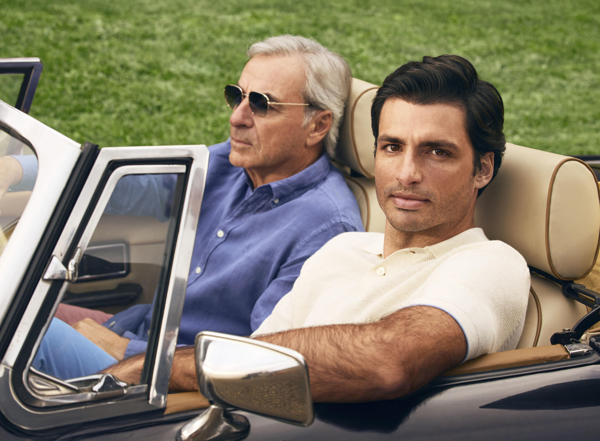 El piloto de 'rallies' Carlos Sainz (i) y su hijo Carlos (d). Kate Moss , Cindy Crawford, Carlos Sainz y Mark Vanderloo son protagonistas junto a sus hijos de diferentes campañas de moda; vincular los lazos familiares a una imagen de marca resulta atractivo, diferente y rentable para las firmas. Al fin y al cabo, todo queda en casa. EFE/ Hackett SOLO USO EDITORIAL/SOLO DISPONIBLE PARA ILUSTRAR LA NOTICIA QUE ACOMPAÑA (CRÉDITO OBLIGATORIO)