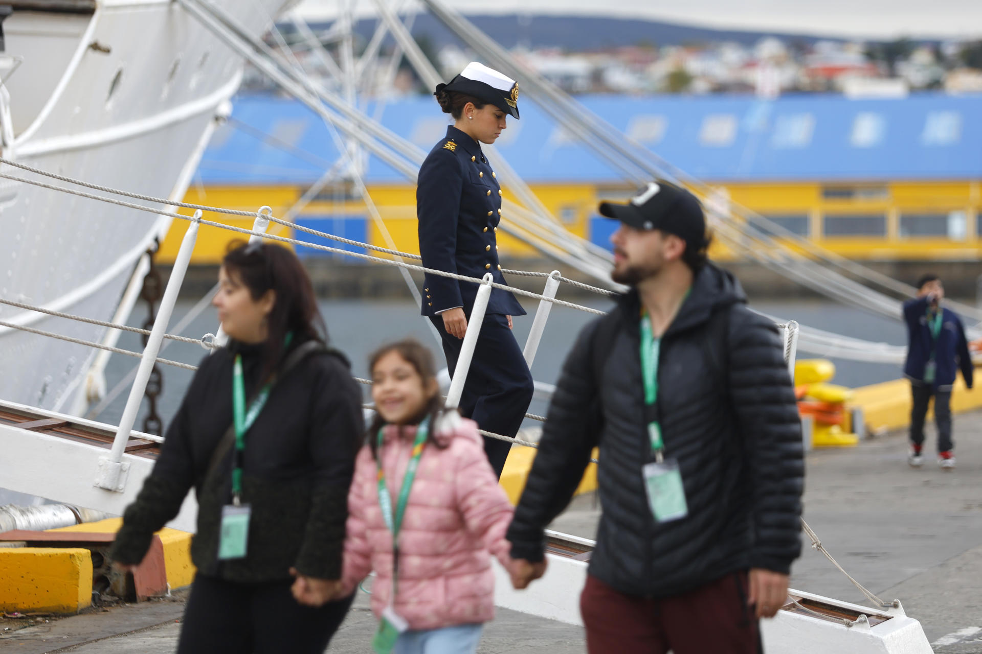 Más de 1.500 personas visitaron el buque escuela de la Armada española Juan Sebastián de Elcano, a bordo del cual viaja la princesa Leonor de Borbón, durante una jornada de puertas abiertas al público en la ciudad de Punta Arenas, en el extremo sur de Chile, donde el velero llegó el pasado 18 de marzo. EFE/ Paul Plaza
