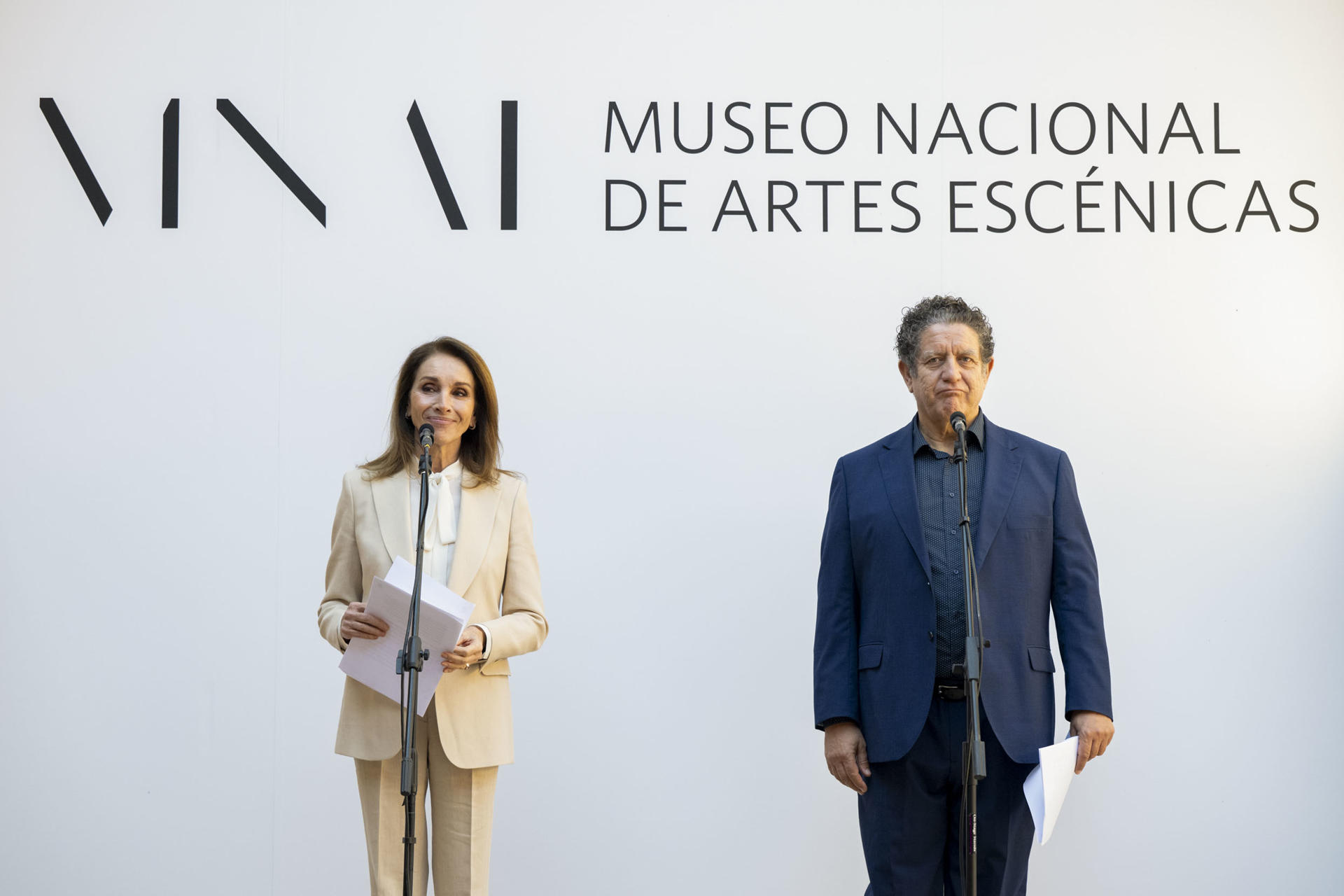Los actores Ana Belén y Pedro Casablanc, han leído el manifiesto por el Día Mundial del Teatro durante la inauguración este jueves, del nuevo Museo Nacional de Artes Escénicas (MNAE), en la que ha intervenido el rey Felipe VI y que tiene su sede en el histórico Palacio de los Maestres de Calatrava, en la ciudad de Almagro (Ciudad Real) y que dedica sus colecciones no solo al teatro, sino también a la música, la danza y el circo. EFE/Jesús Monroy
