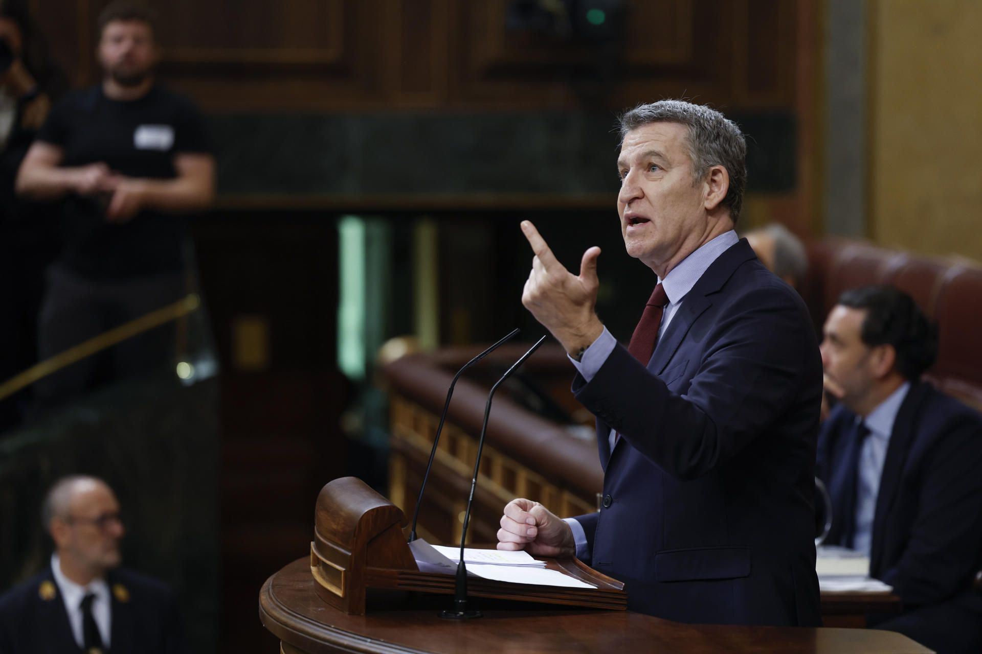 El líder del PP, Alberto Núñez Feijóo, durante su intervención este miércoles en el pleno del Congreso en el presidente del Gobierno, Pedro Sánchez, comparece a petición para informar sobre el nuevo escenario geopolítico de la Unión Europea y las conclusiones del Consejo Europeo y convencer de la necesidad de que España aumente la inversión en defensa. EFE/ Javier Lizón