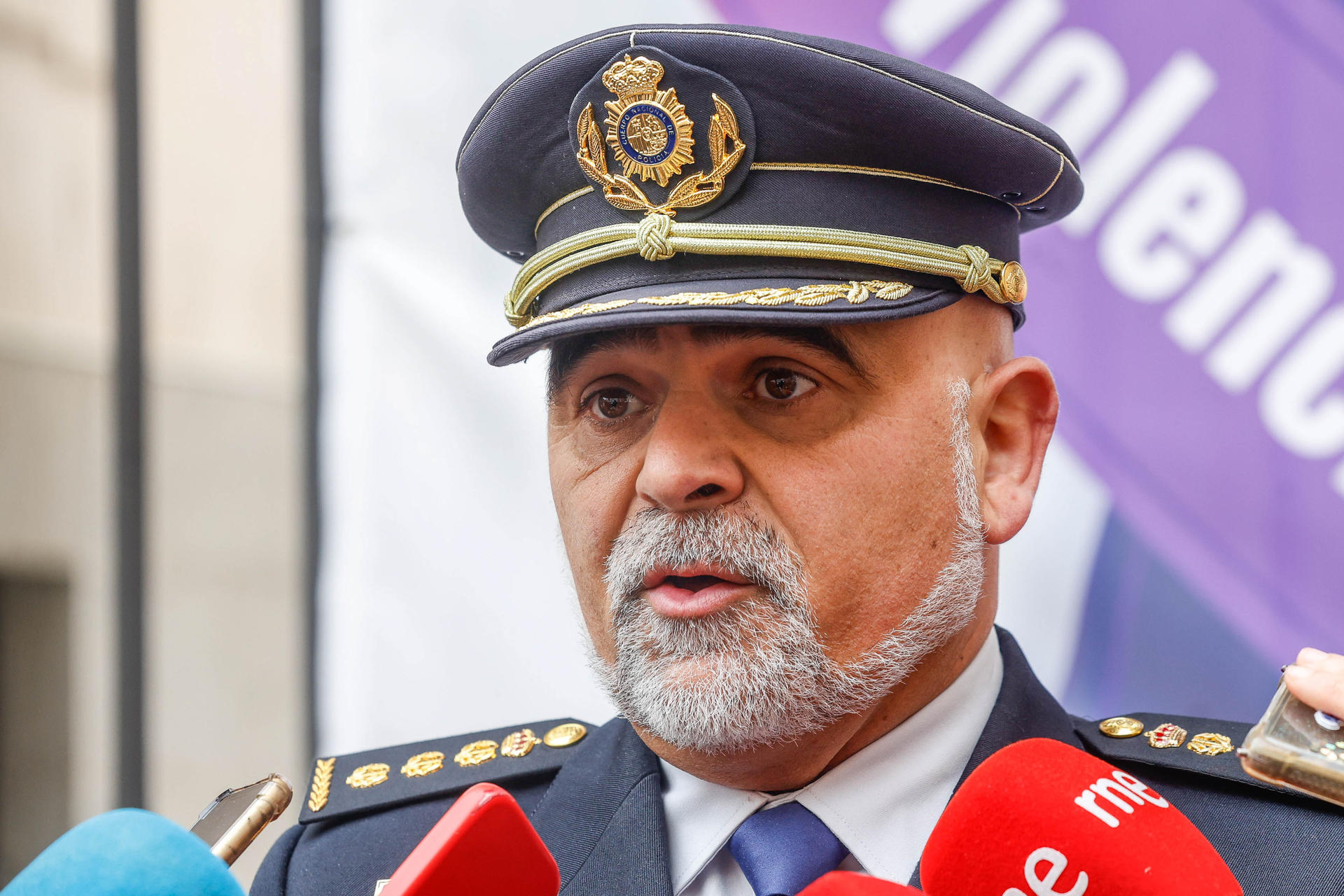 El comisario de la policía Nacional de Burgos, Jesús Nogales ha informado sobre la investigación del asesinato de Andrea Bejarano a manos de su pareja, este jueves en Burgos. La ciudad de Burgos sigue conmocionada por el asesinato machista de Andrea Bejarano, una joven de 34 años cuyo cadáver fue encontrado en un paraje boscoso cercano a Salinillas de la Bureba (Burgos), donde lo dejó su marido tras matarla en el piso en el que vivían en Burgos.- EFE/Santi Otero