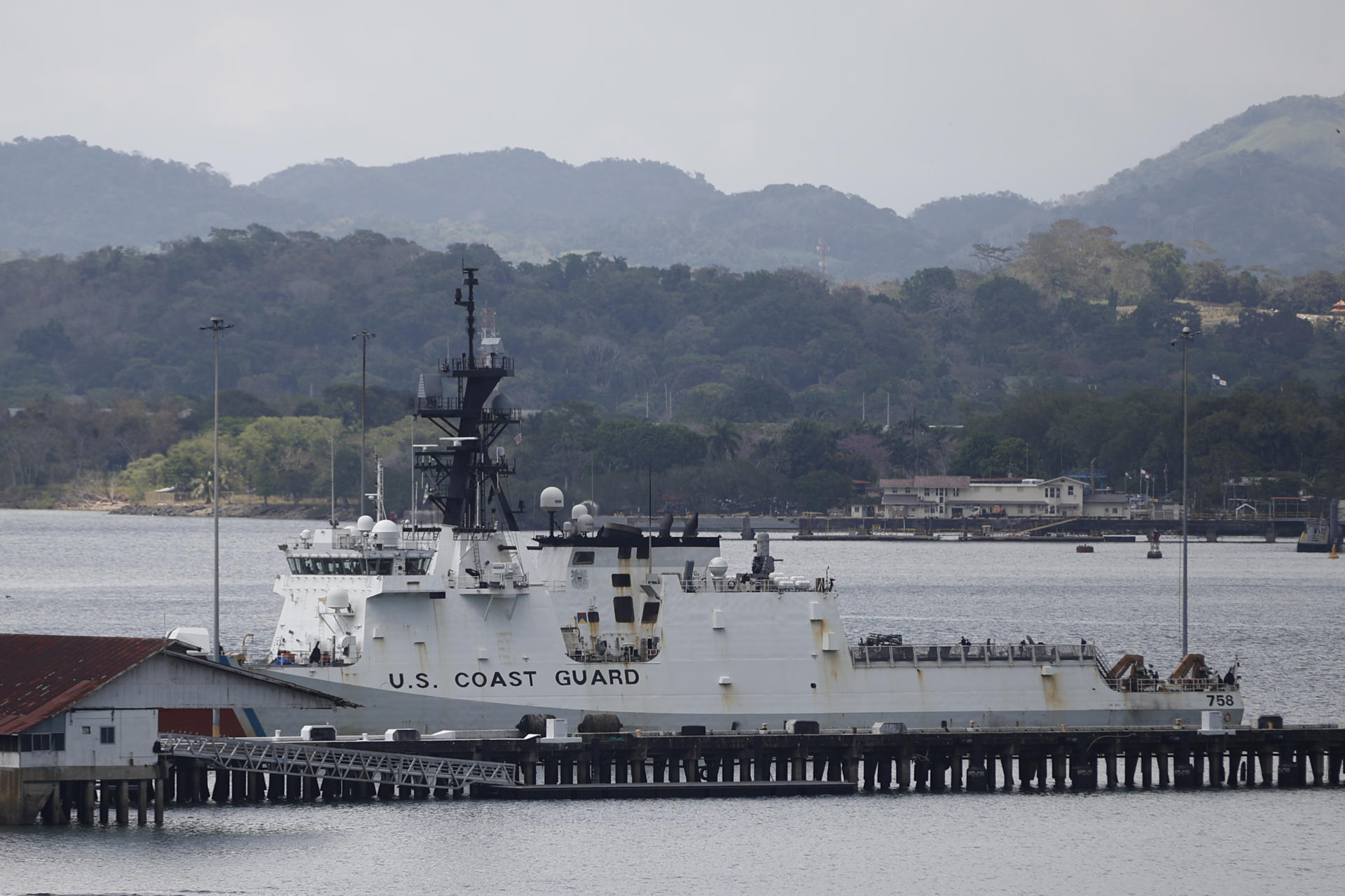 Un buque de la Guardia Costera de Estados Unidos anclado en la base naval Capitán de Fragata D.E.M. Noel A. Rodríguez Justavino en la entrada del canal de Panamá, en Ciudad de Panamá (Panamá), enm una fotografía de archivo. EFE/ Bienvenido Velasco