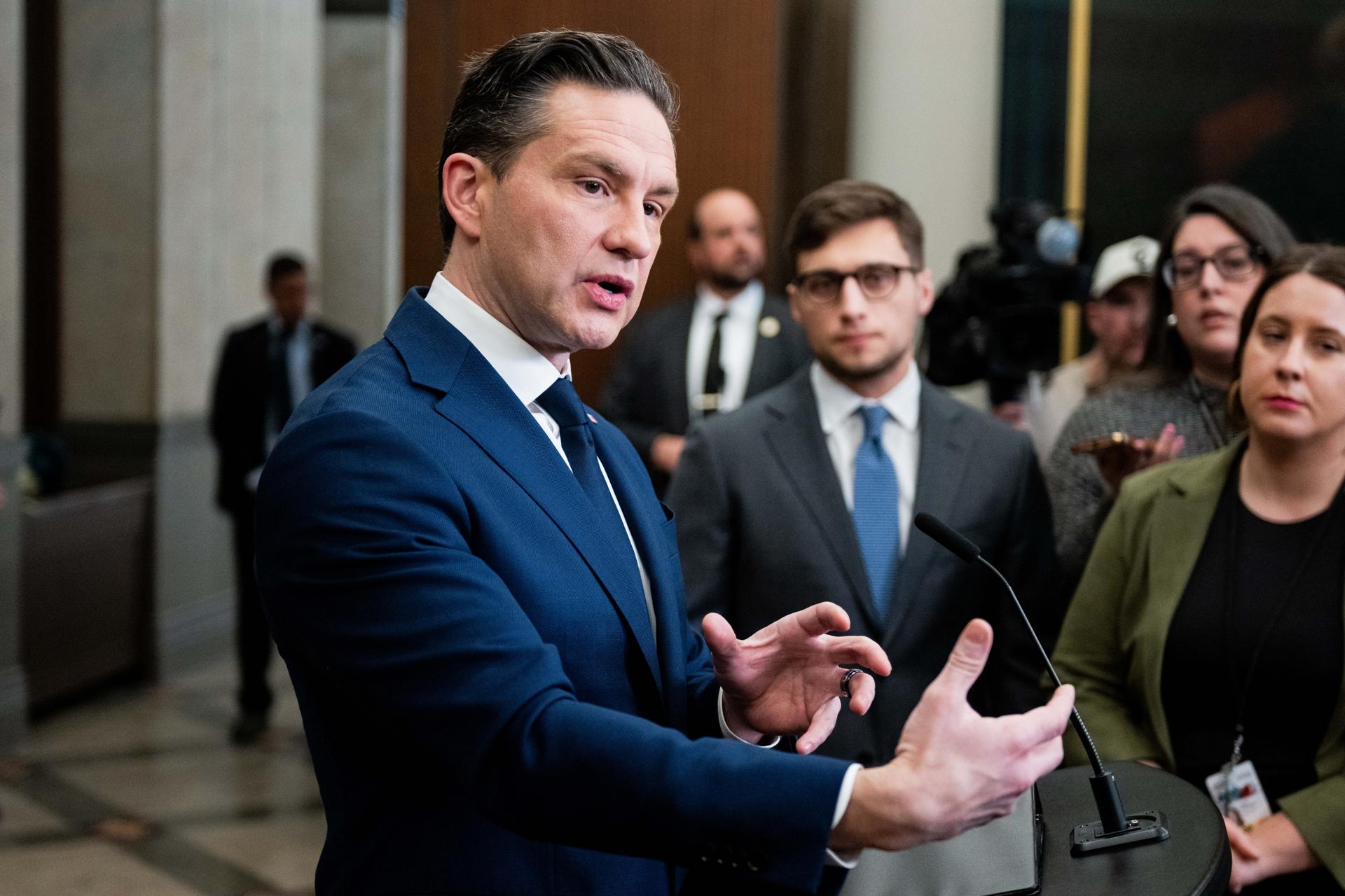 El líder conservador canadiense, Pierre Poilievre, habla durante una conferencia de prensa sobre los nuevos aranceles impuestos por Estados Unidos a los productos canadienses en Ottawa, Canadá, el 4 de marzo de 2025. (Estados Unidos). EFE/EPA/SPENCER COLBY