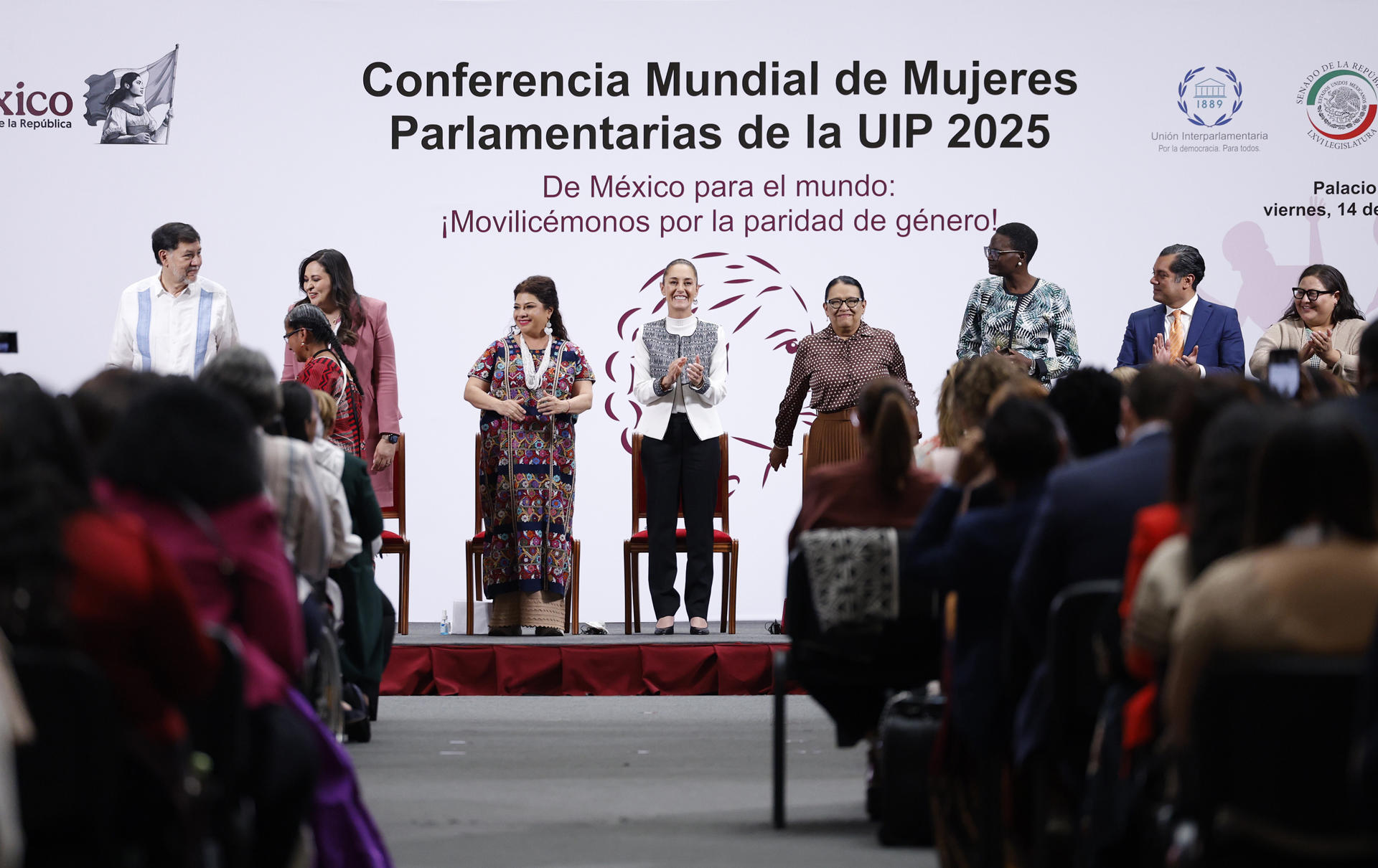 La presidenta de México, Claudia Sheinbaum (c) posa durante la inauguración de la Conferencia Mundial de Mujeres Parlamentarias de la Unión Interparlamentaria (UIP) este viernes, en Ciudad de México (México). EFE/ Sáshenka Gutiérrez