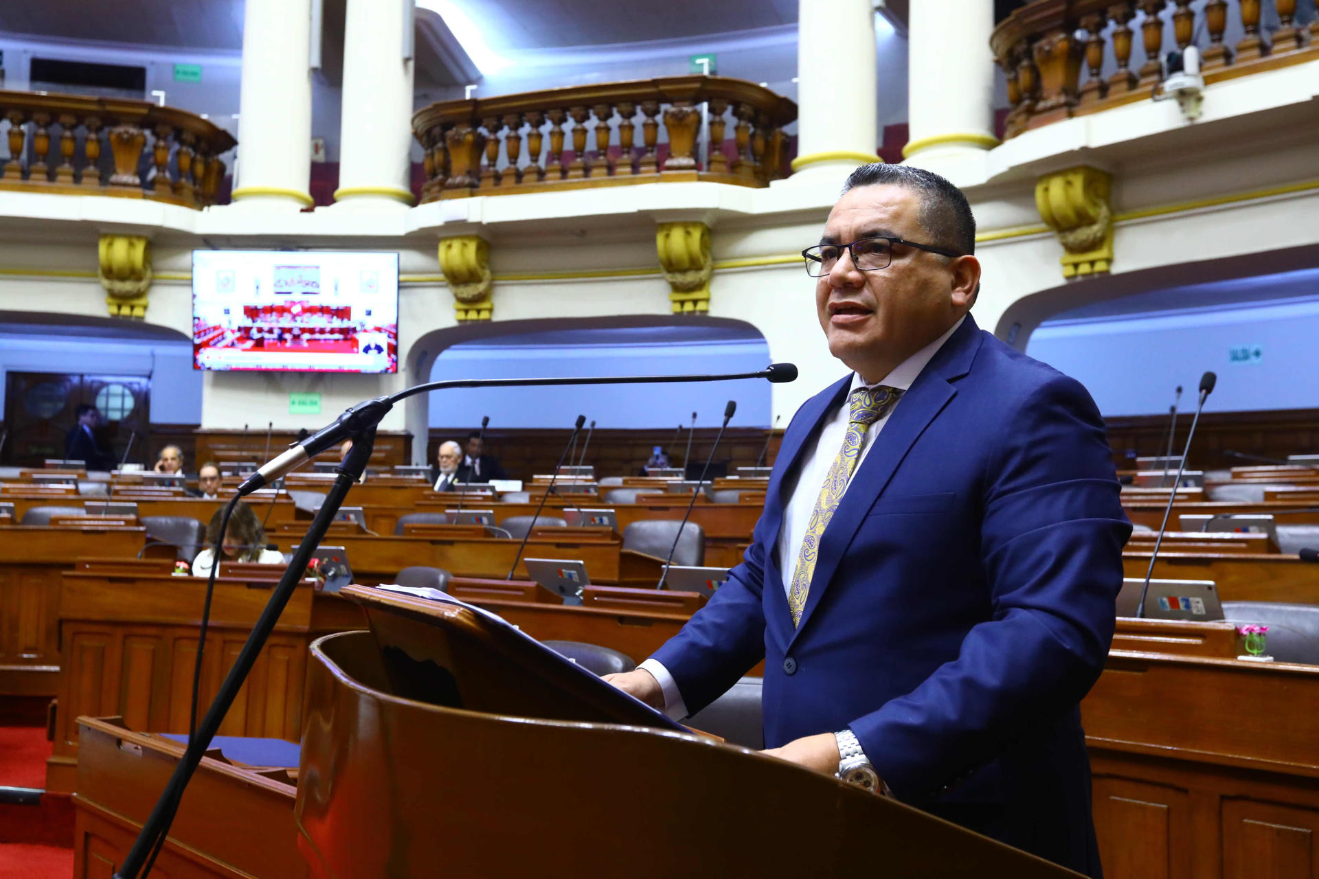 Fotografía del 2 de octubre de 2024 cedida por el Congreso de la República de Perú del ministro del Interior peruano, Juan José Santivañez, durante una sesión en el Congreso pleno con escaños vacíos, en Lima (Perú). EFE/ Congreso de la República de Perú
