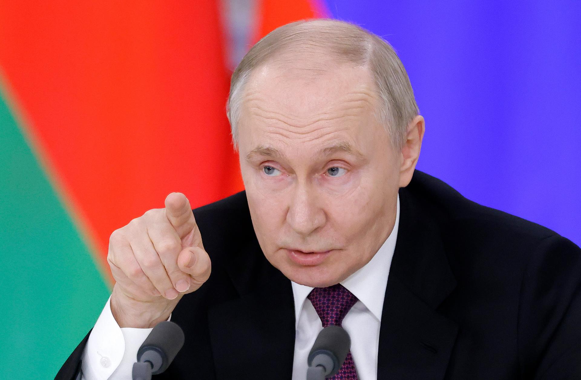 El presidente ruso Vladimir Putin habla durante una conferencia de prensa tras una reunión con su homólogo bielorruso Alexander Lukashenko (no aparece en la imagen) en Moscú, Rusia, 13 de marzo de 2025. Lukashenko está en una visita oficial a Moscú. (Bielorrusia, Rusia, Moscú) EFE/EPA/MAXIM SHEMETOV/POOL