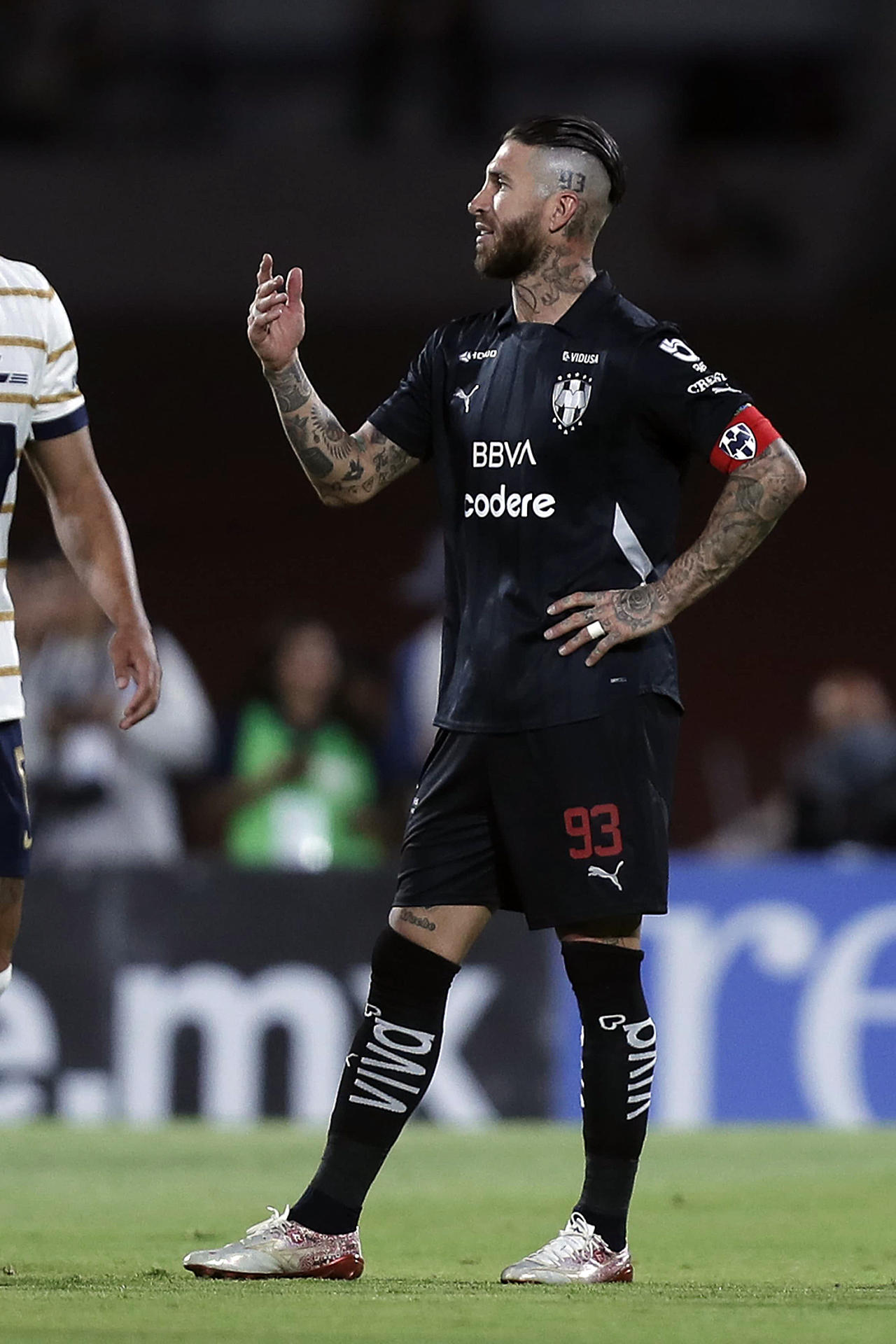 Sergio Ramos de Monterrey es expulsado ante Pumas el domingo, por un partido de la jornada 12 del Torneo Clausura 2025 de la Liga MX en el Estadio Olímpico Universitario en Ciudad de México (México). EFE/ Isaac Esquivel