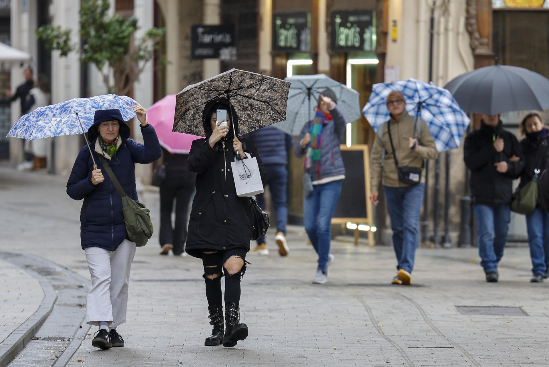 Imagen de archivo de varias bajo la lluvia. EFE/Ana Escobar