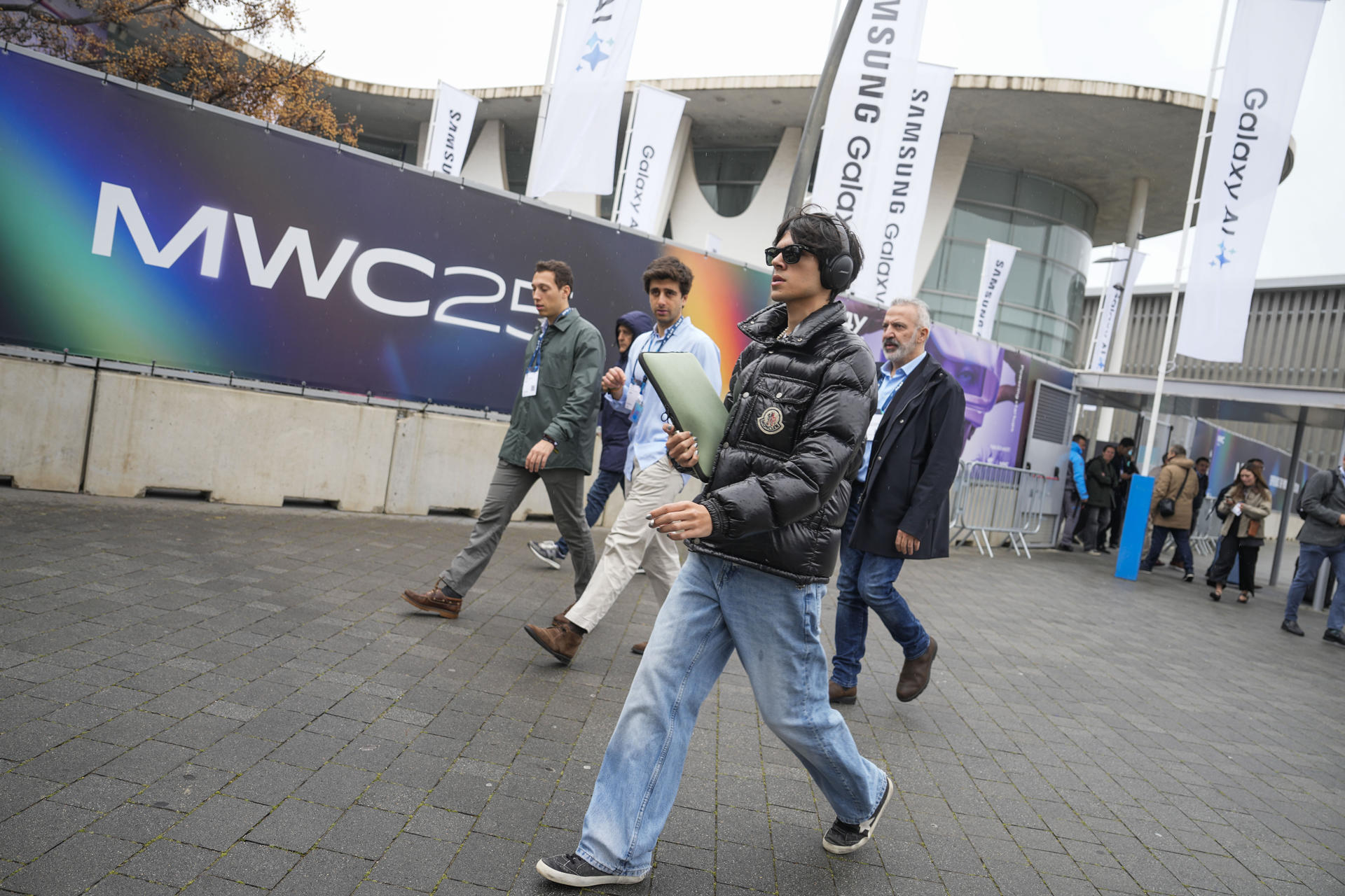 Visitantes en el MWC, el mayor congreso mundial de tecnología ligada a la conectividad, que cierra sus puertas este jueves en Barcelona con la expectativa de haber atraído a más de 100.00 asistentes.  EFE/Enric Fontcuberta
