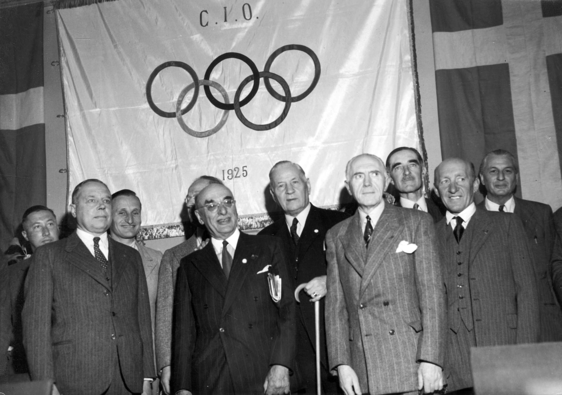 Sigfrid Edström (5º dcha), presidente del Comité Olímpico Internacional, con un grupo de delegados del organismo en una reunión en Estocolmo en 1947. EFE/jt/Archivo