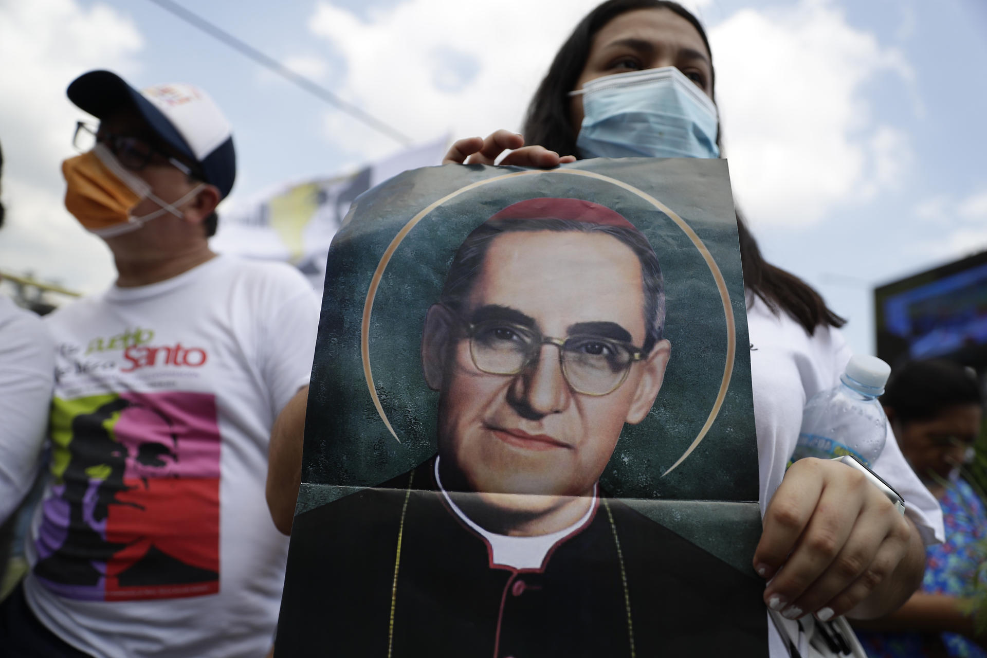 Fotografía de archivo de devotos de san Óscar Arnulfo Romero en San Salvador. EFE/Rodrigo Sura