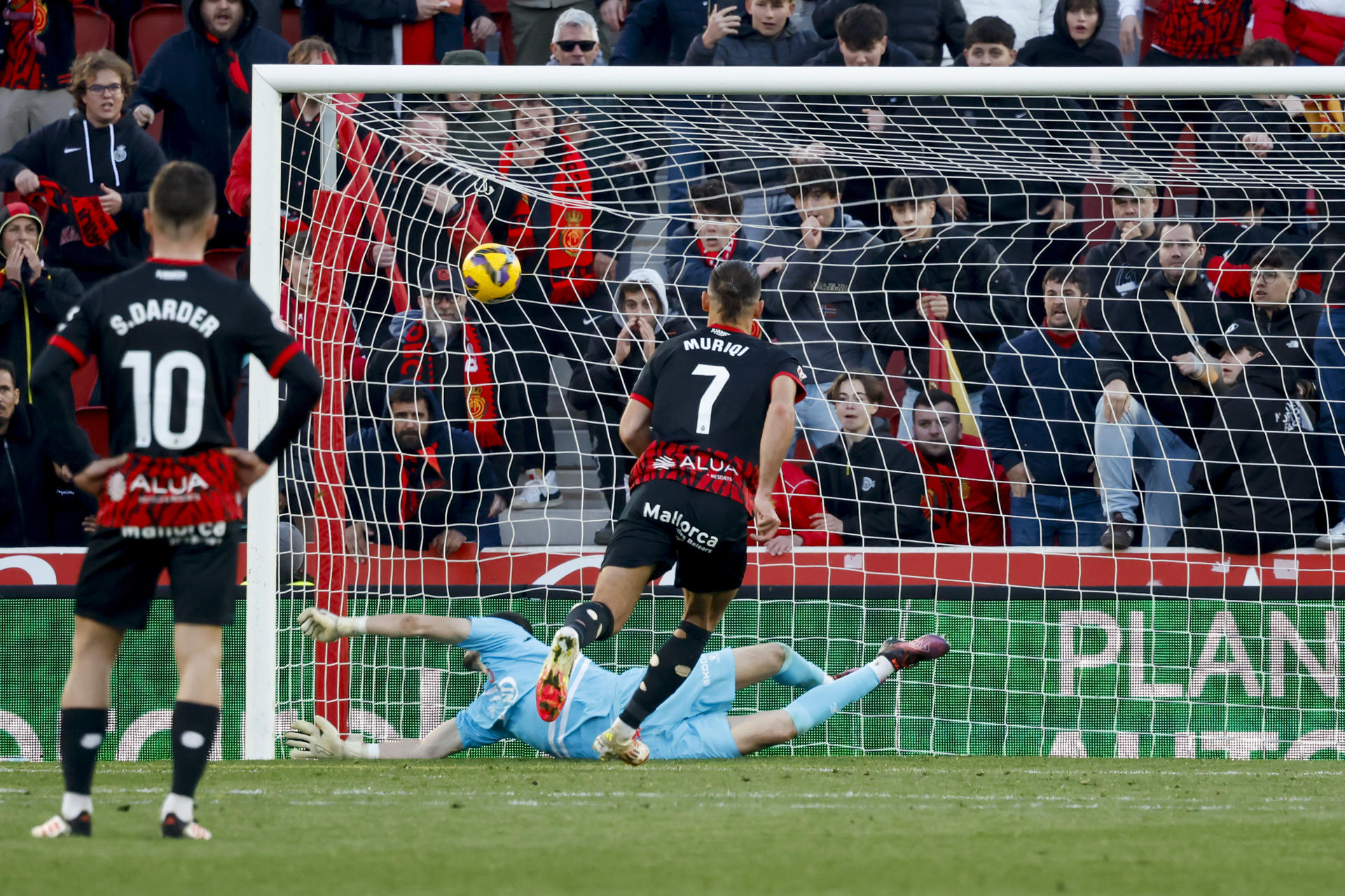 El delantero albanés del Mallorca, Vedat Muriqi, marca desde el punto de penalti consiguiendo el segundo gol del equipo balear ante el Espanyol, después de que se repitiese el lanzamiento que había sido detenido por el meta Joan García. EFE/CATI CLADERA.