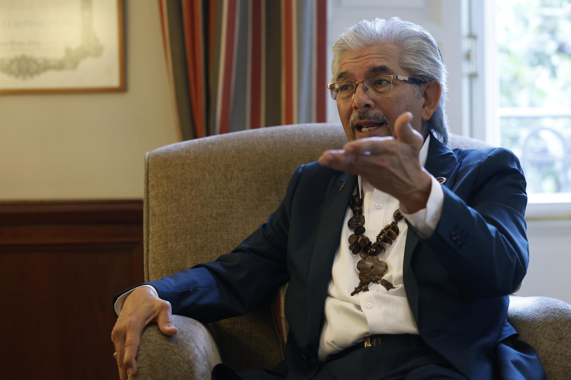 El historiador estadounidense Alfonso Borrego, descendiente del líder guerrero apache Gerónimo, durante una entrevista con EFE en Madrid, donde ha participado en las segundas jornadas 'Hispanoamérica. Un futuro compartido", organizadas por la productora audiovisual especializada en documentales López-Li Films, la asociación cultural Unidos por la Historia y la Fundación Rafael del Pino. EFE/J.P. Gandul