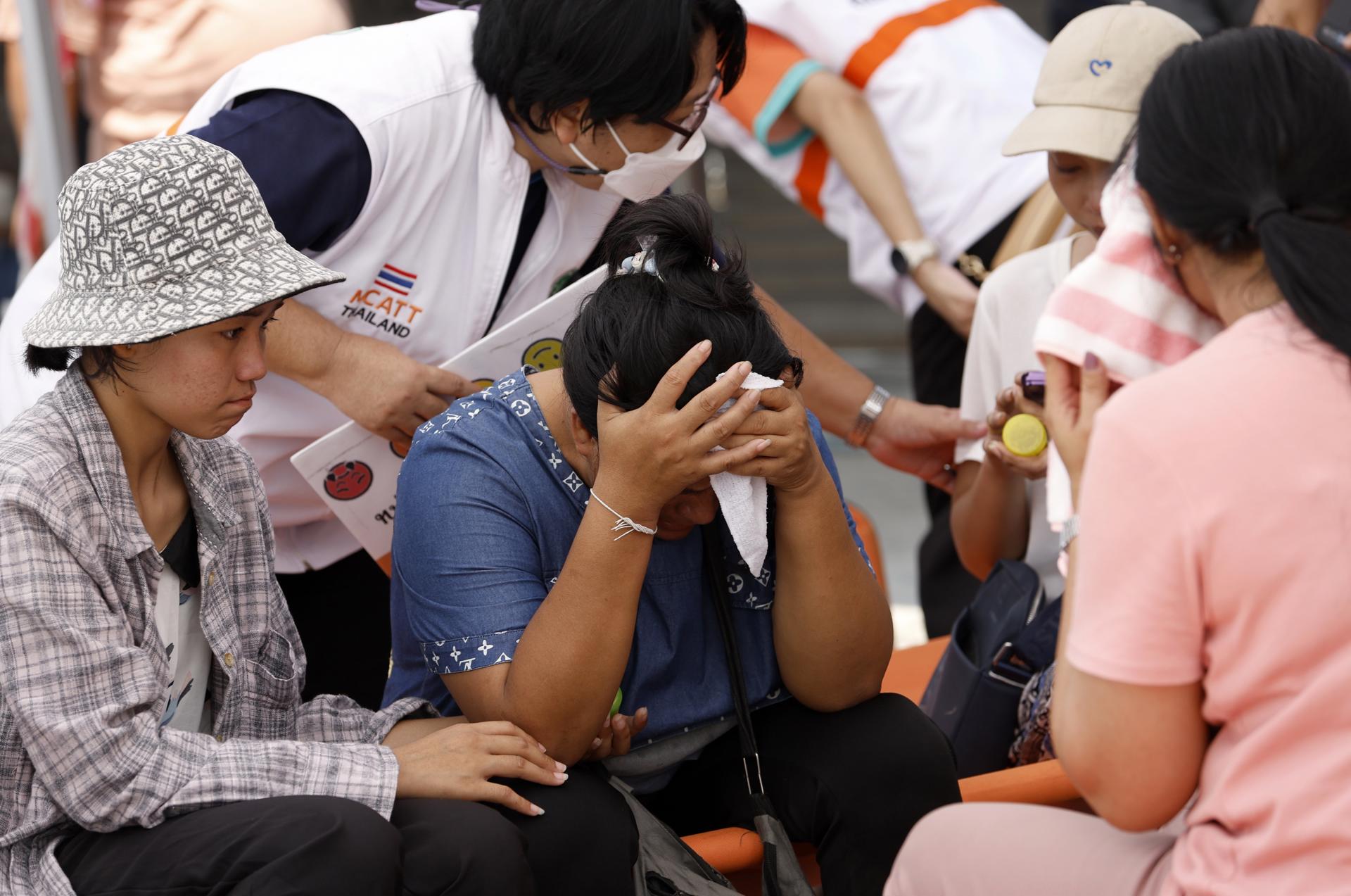 BANGKOK (Thailand), 29/03/2025.- Relatives wait during a search operation at the site of a collapsed building, following an earthquake in Bangkok, Thailand, 29 March 2025. According to Suriyachai Rawiwan, Director of the Department of Disaster Prevention and Mitigation, at least seven fatalities have been confirmed, nine injured were taken to the hospital and at least 85 workers are still missing following a 7.7-magnitude earthquake that struck Myanmar and caused tremors in neighboring Thailand. (Terremoto/sismo, Birmania, Tailandia) EFE/EPA/RUNGROJ YONGRIT