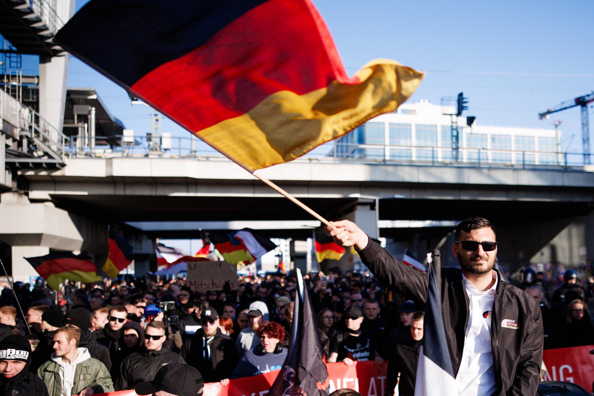 La Policía berlinesa arrestó este sábado a una cuarentena de personas en una manifestación de neonazis y una contramanifestación antifascista en la capital alemana. EFE/EPA/CLEMENS BILAN