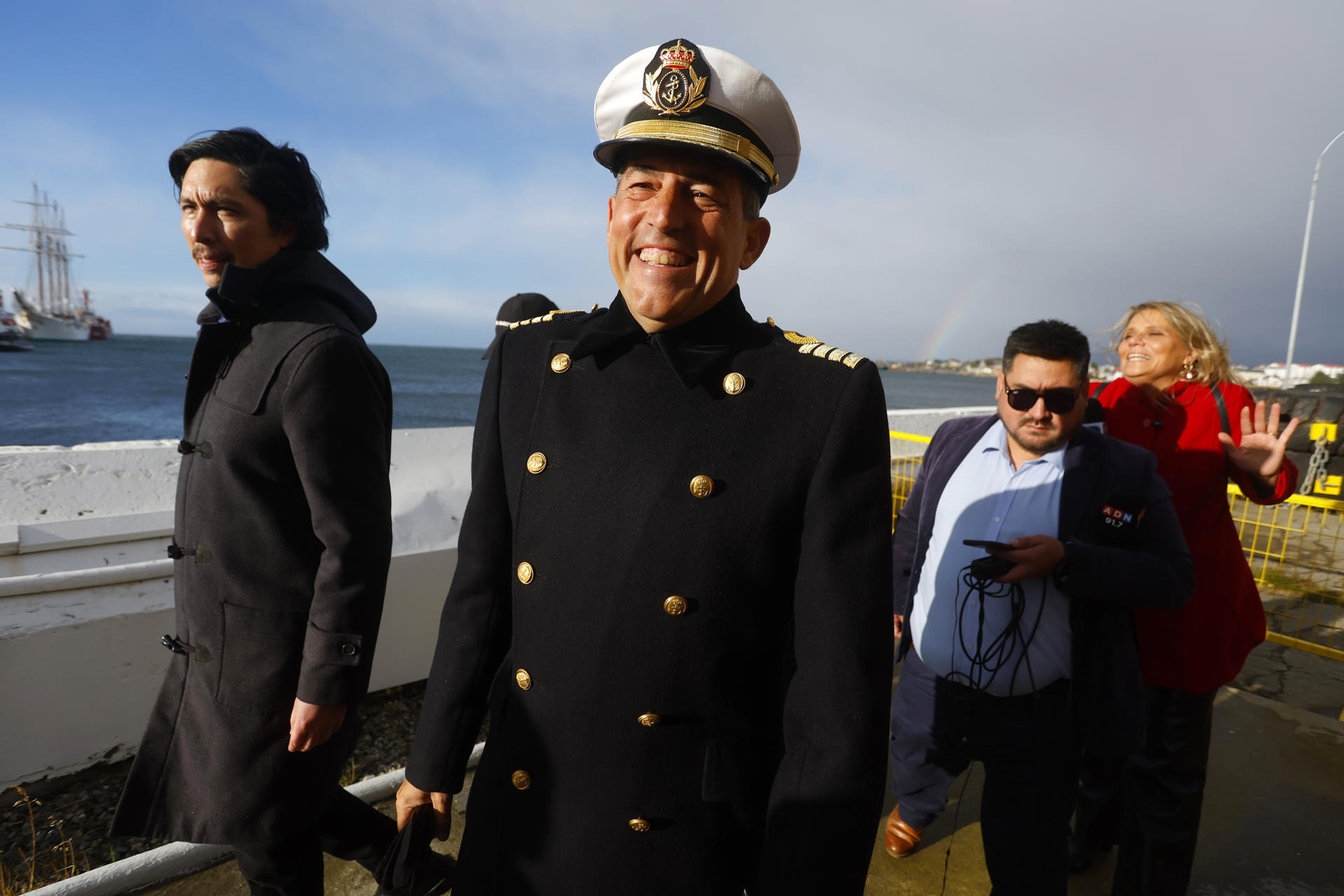 El Capitán de Navio del buque-escuela Juan Sebastián de Elcano, Luis Carreras-Presas do Campo, reacciona durante una rueda de prensa, en el segundo día del arribo a la ciudad de Punta Arenas (Chile). EFE/ Paul Plaza