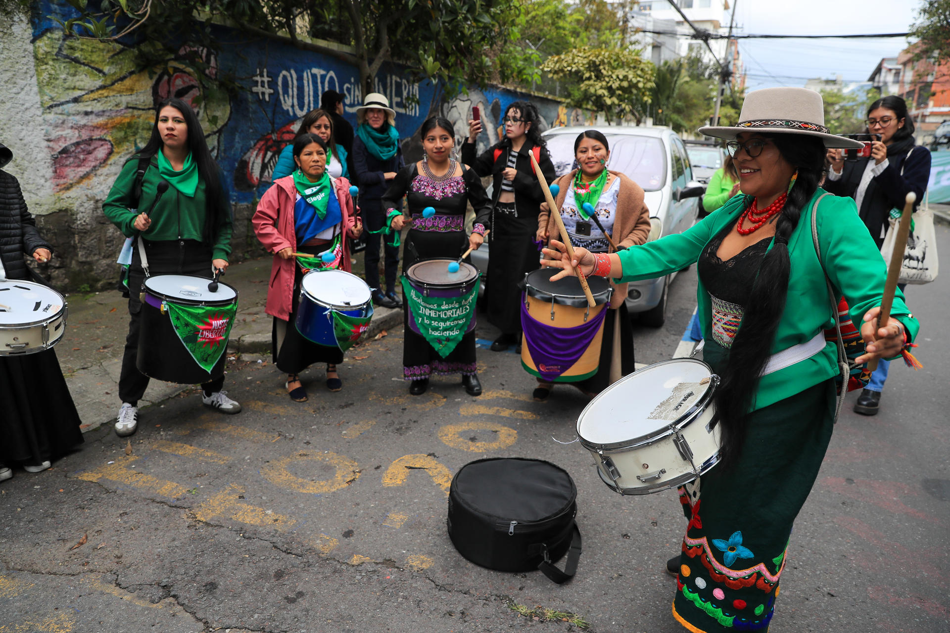El movimiento Justa Libertad, un grupo de organizaciones feministas y defensoras de los derechos humanos en Ecuador, entregó 168 cartas a la Corte Constitucional, en las que mujeres que han interrumpido sus embarazos y acompañantes de todo el país piden al alto tribunal que despenalice el aborto. EFE/ José Jácome