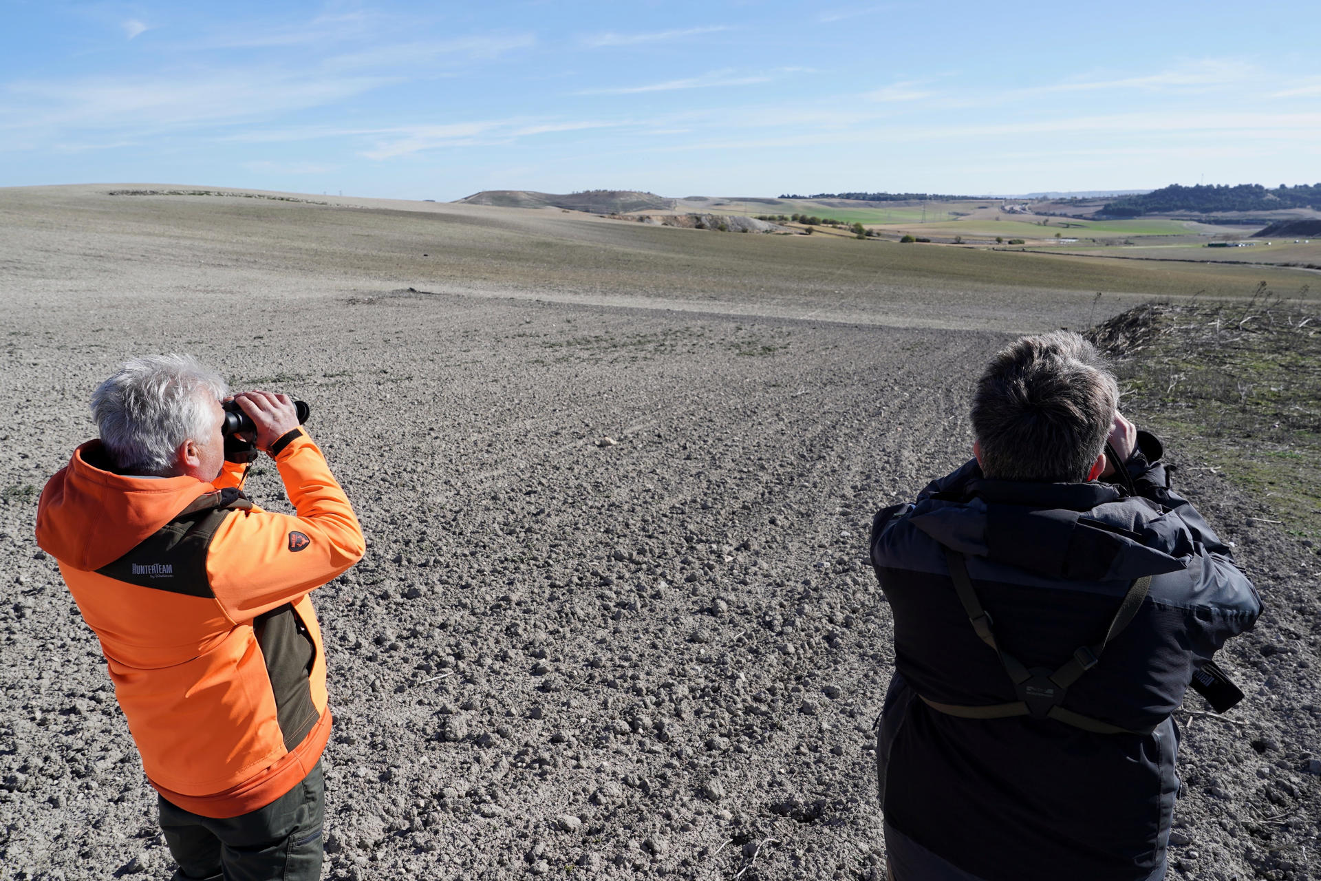 Jesús y Alberto, vecinos de Alcalá de Moncayo (Zaragoza), recorren esta mañana los alrededores de Valladolid buscando al vecino de su localidad, Alejandro Aranda, que desapareció hace una semana en esta ciudad. EFE/ Nacho Gallego