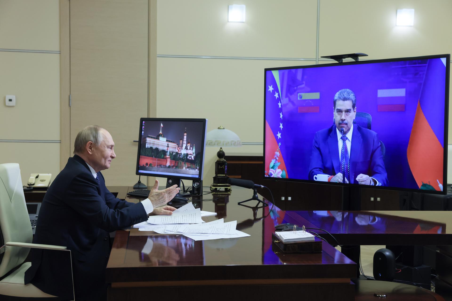 Fotografía cedida del presidente ruso Vladimir Putin en una reunión por videoconferencia con su homólogo venezolano, Nicolás Maduro, en la residencia estatal de Novo-Ogaryovo, en Moscú, Rusia, 14 de marzo de 2025. EFE/MIKHAIL METZEL / SPUTNIK / KREMLIN