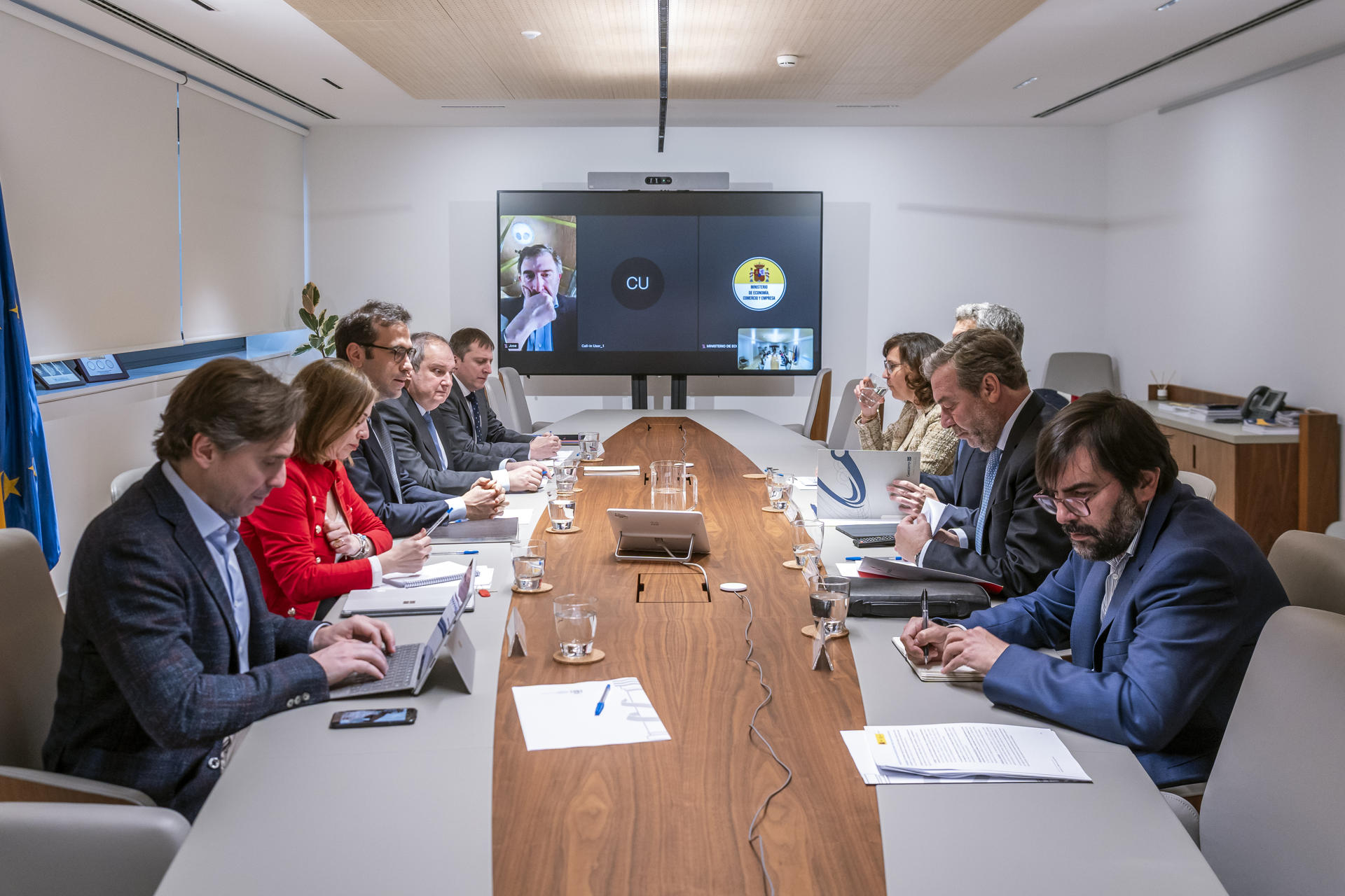Reunión que han mantenido el ministro de Economía, Comercio y Empresa, Carlos Cuerpo, y el ministro de Industria y Turismo, Jordi Hereu, con ANFAC y SERNAUTO, representantes del sector de la automoción, hoy jueves en Madrid. EFE/Ministerio de Economía, Comercio y Empresa SÓLO USO EDITORIAL / SÓLO DISPONIBLE PARA ILUSTRAR LA NOTICIA QUE ACOMPAÑA (CRÉDITO OBLIGATORIO)