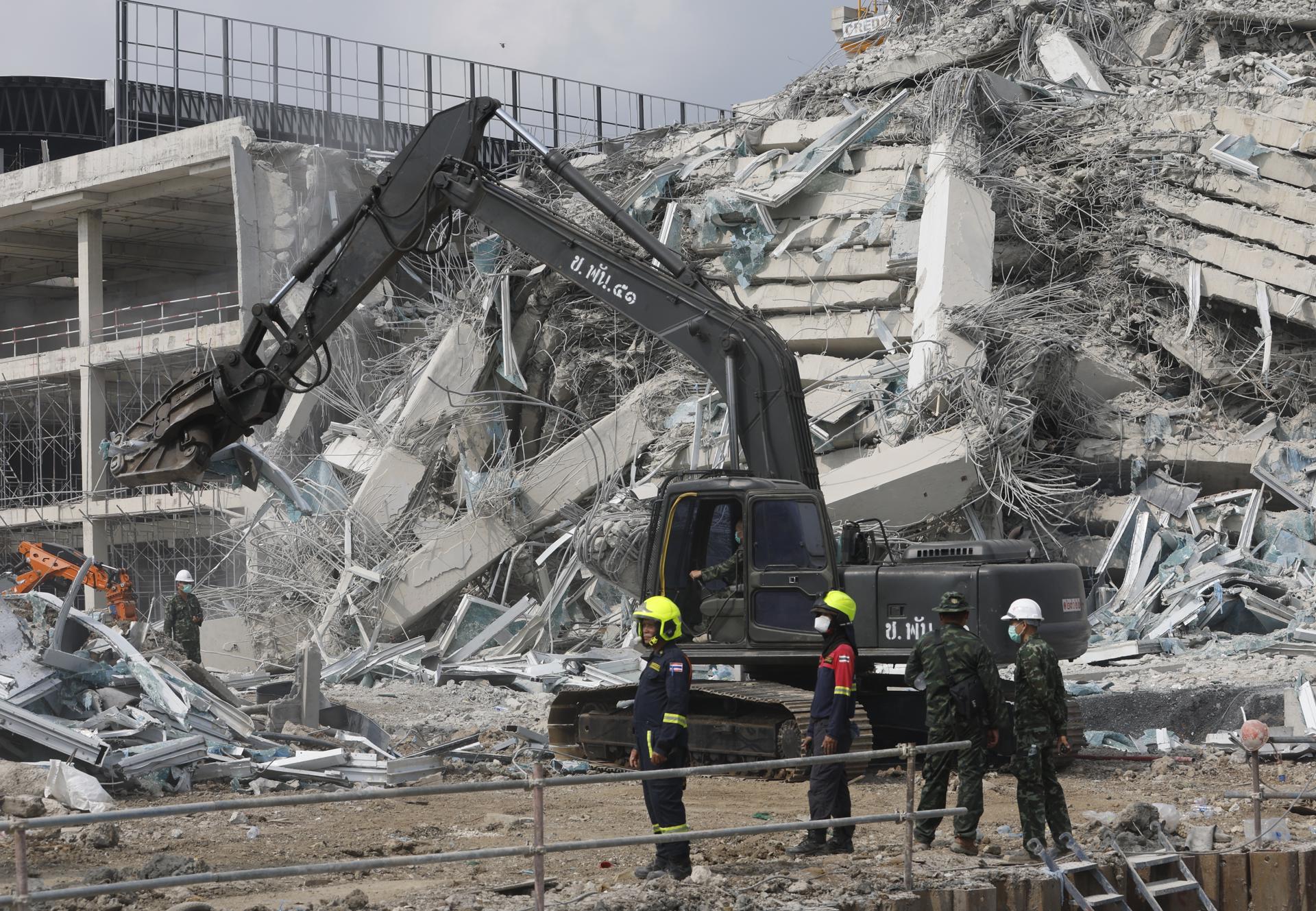 Los escombros de un edificio en construcción en Bangkok que colpasó atrapando a decenas de trabajadores a raíz del terremoto, con epicentro en Birmania.
EFE/EPA/RUNGROJ YONGRIT