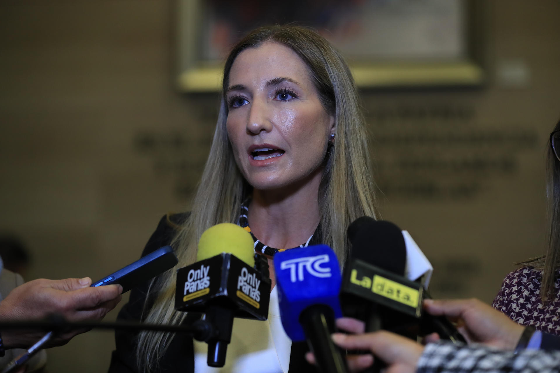 Gabriela Goldbaum, exesposa del presidente de Ecuador, Daniel Noboa, habla con los medios de comunicación este martes, en Quito (Ecuador). EFE/ José Jácome