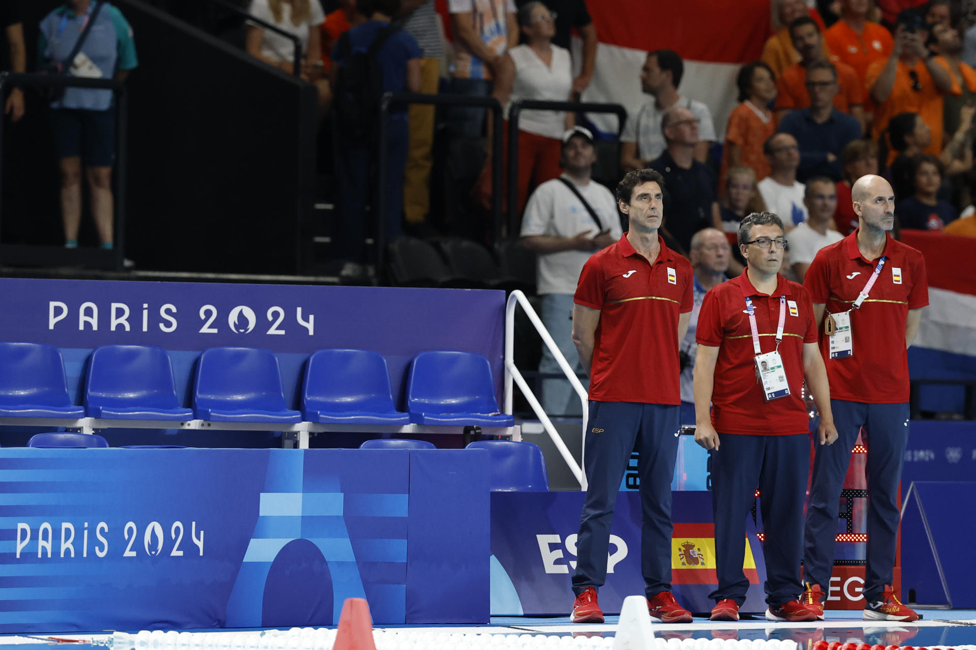 El exseleccionador del equipo femenino español de waterpolo Miguel Ángel Oca (3d), y los entrenadores asistentes, Jordi Valls (2d), ahora nuevo entrenador absoluto, y Ángel Luis Andreo (d) durante la semifinal de los Juegos Olímpicos de París 2024 en foto de archivo de Juanjo Martín. EFE