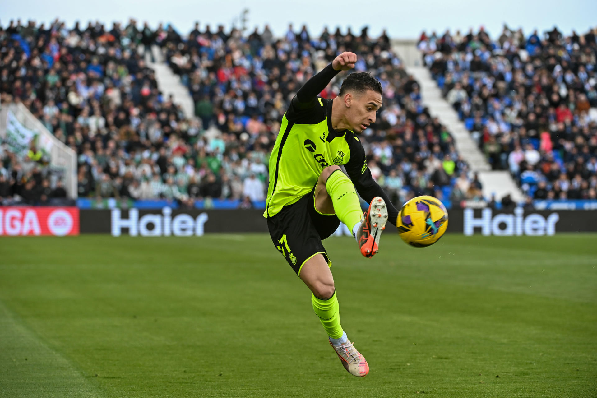 El delantero brasileño del Betis Antony controla el balón durante el partido de LaLiga contra el Leganés. EFE/ Fernando Villar