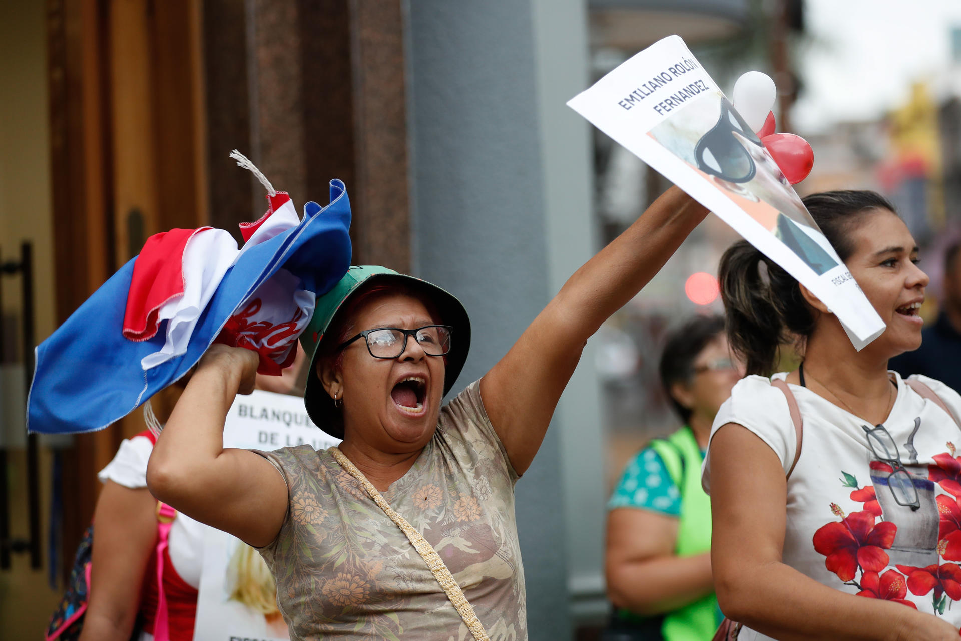 Una mujer grita arengas durante una manifestación este martes, en Asunción (Paraguay). EFE/ Juan Pablo Pino