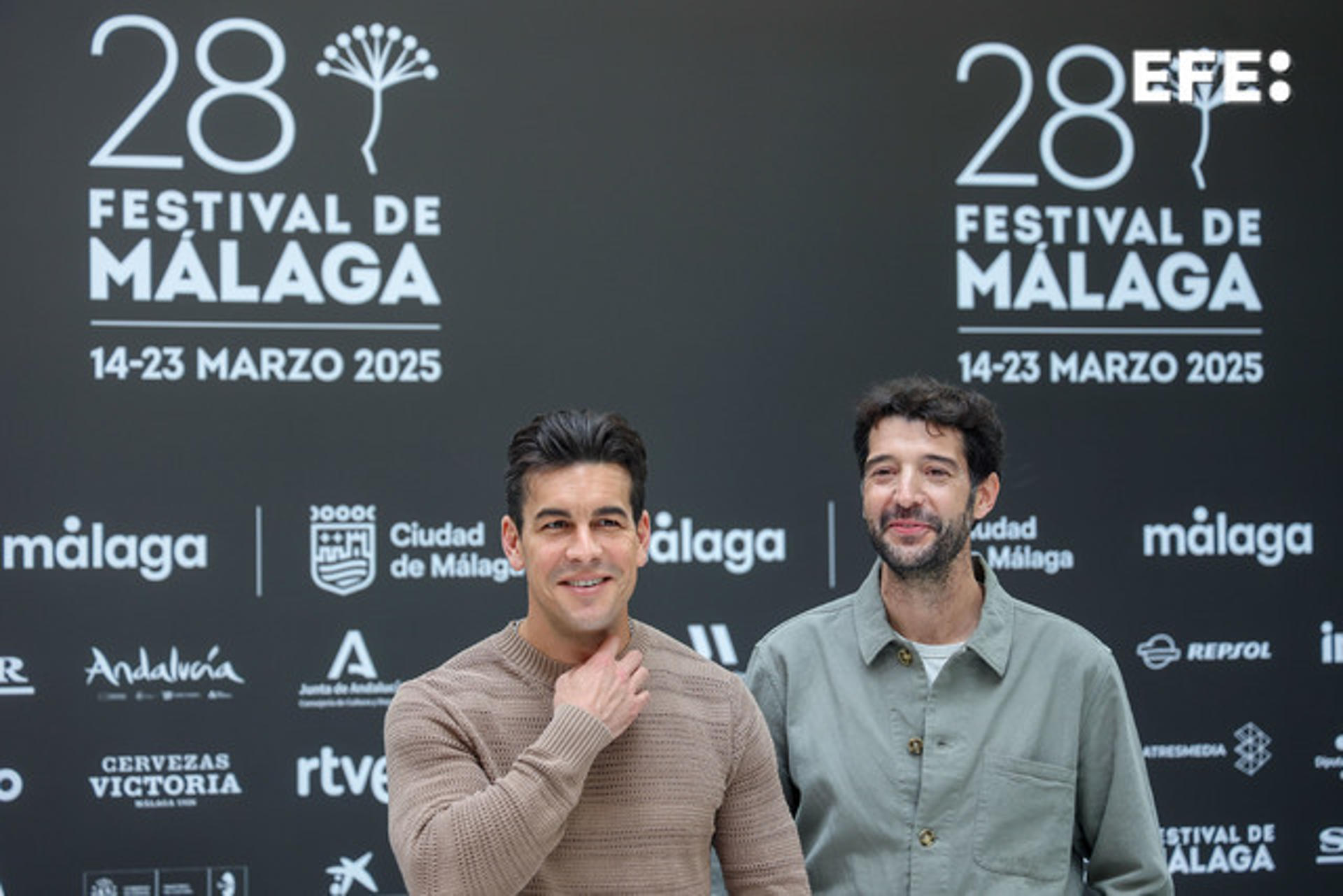 El director Gerard Oms (d) junto al actor Mario Casas (i) posan en el photocall de la película 'Muy lejos' que se presenta este domingo durante el 28º Festival de Málaga. EFE/Daniel Pérez