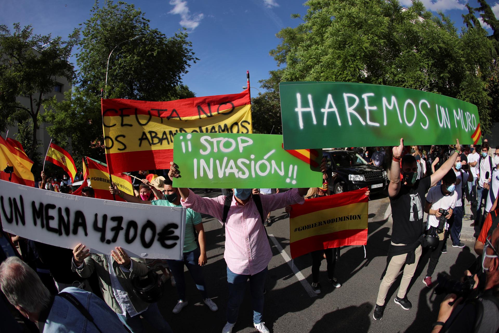 Imagen de la concentración celebrada el 18 de mayo de 2021 frente a la Embajada de Marruecos en Madrid. EFE/Rodrigo Jiménez