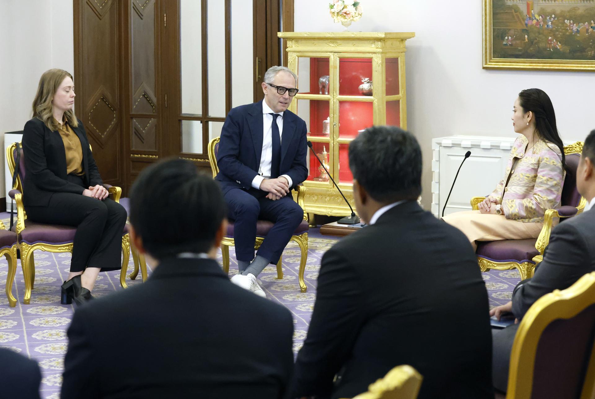 BANGKOK (Thailand), 18/03/2025.- Formula One Group CEO Stefano Domenicali (C) speaks with Thai Prime Minister Paetongtarn Shinawatra (R) during a meeting at the Government House in Bangkok, Thailand, 18 March 2025. Domenicali visited Bangkok to discuss the possibility of Thailand hosting a Formula One race. (Fórmula Uno, Tailandia) EFE/EPA/NARONG SANGNAK