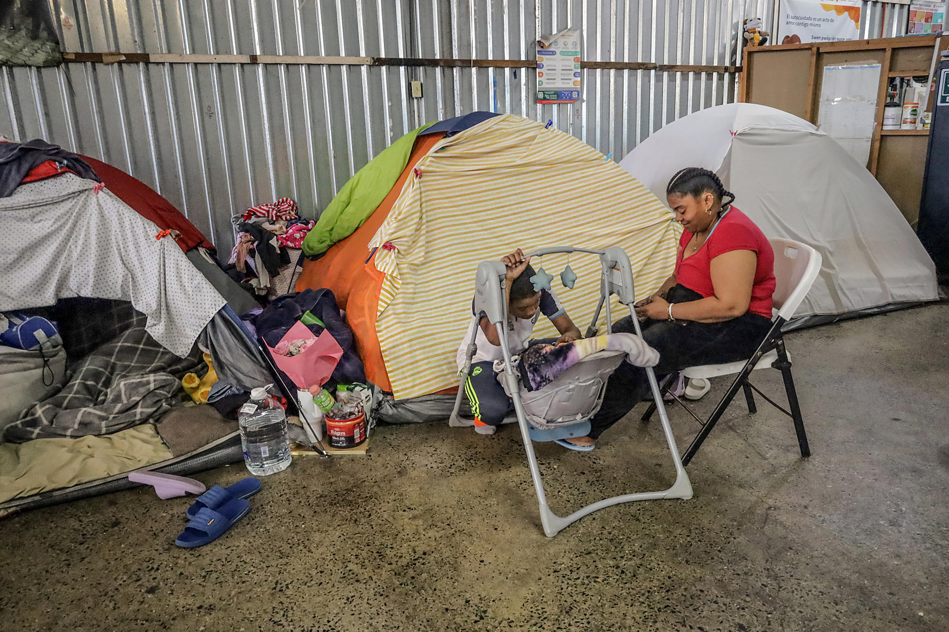 Migrantes descansan en el albergue 'Juventud 2000' este martes, en Tijuana (México). EFE/ Joebeth Terríquez