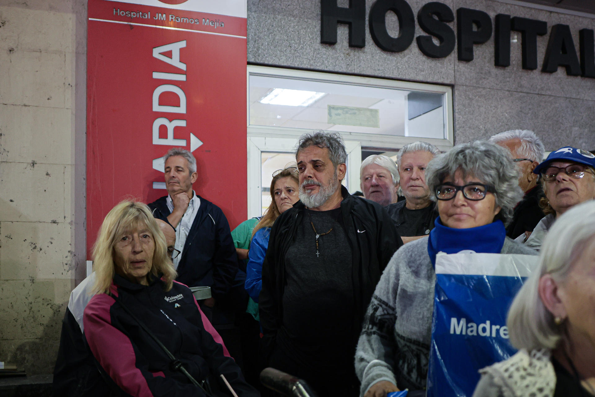 El padre del fotoperiodista Pablo Grillo, Fabián Grillo (c), fue registrado el pasado 13 de marzo a la salida del Hospital Ramos Mejía de Buenos Aires (Argentina), donde está recluido el reportero luego de ser herido, un día antes, con una  granada de gas lacrimógeno durante una protesta de jubilados en la capital argentina. EFE/STR