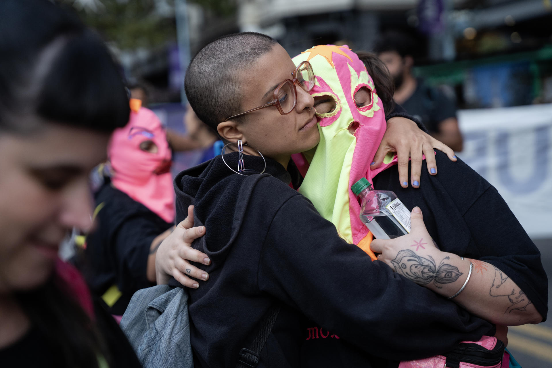 Mujeres participan en una marcha en el marco del Día Internacional de la Mujer este sábado, en Montevideo (Uruguay). EFE/Meri Parrado