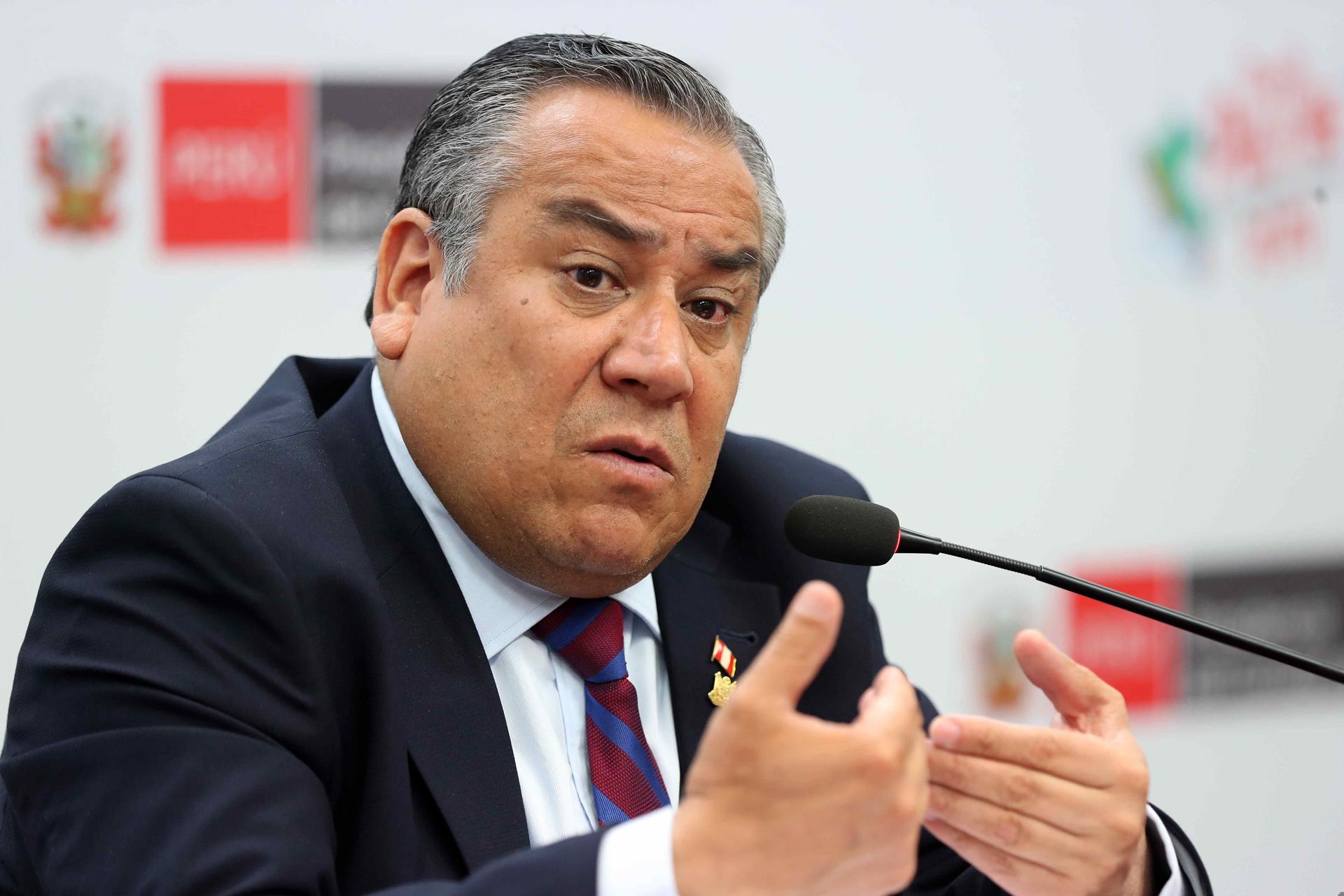 Fotografía de archivo en la que se registró al primer ministro de Perú, Gustavo Adrianzén, durante una rueda de prensa, en Lima (Perú). EFE/Paolo Aguilar