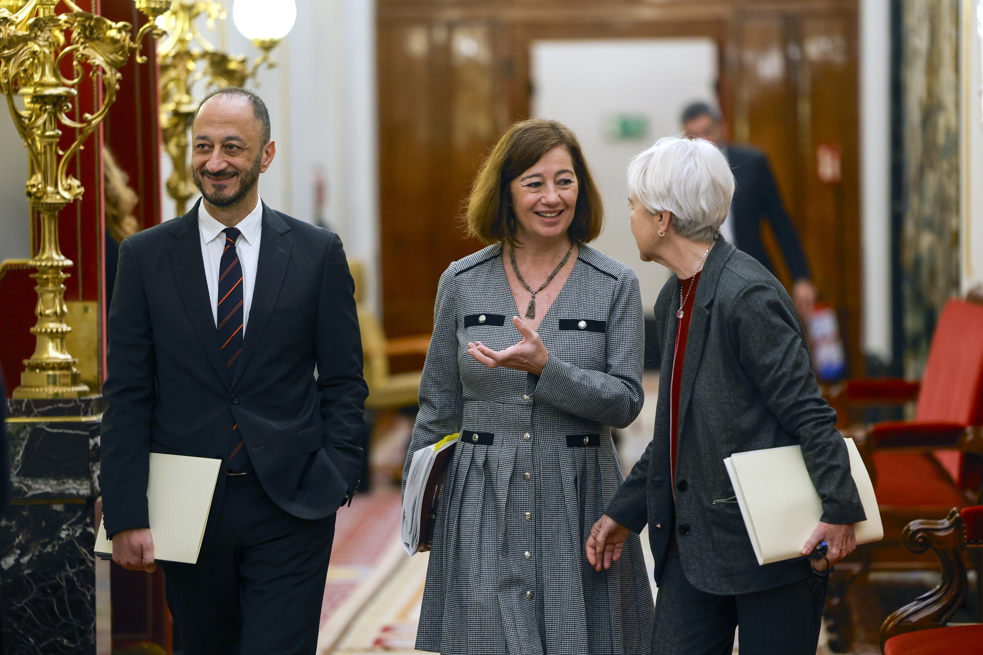 La presidenta del Congreso, Francina Armengol (c), conversa con el vicepresidente del Congreso, Alfonso Rodríguez Gómez de Celis (i), y la secretaria segunda, Isaura Leal (d), a su llegada a la reunión de la Mesa y la Junta de Portavoces del Congreso, este martes. EFE/ Javier Lizón
