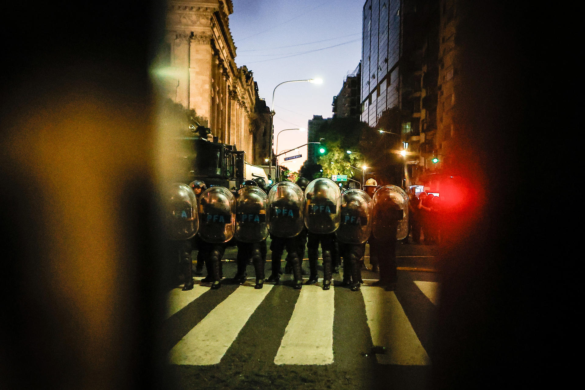 Integrantes de la Policía custodian durante una manifestación este miércoles, frente al Congreso en Buenos Aires (Argentina). EFE/ Juan Ignacio Roncoroni