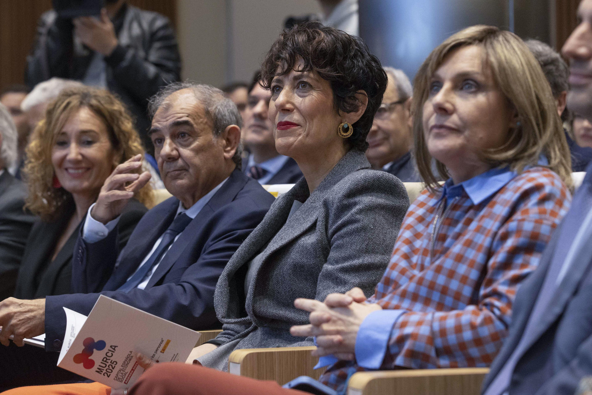 La ministra de Inclusión, Seguridad Social y Migraciones, Elma Saiz (2d), durante la presentación del Fondo de Impacto Social, este miércoles en Murcia. EFE/Marcial Guillén